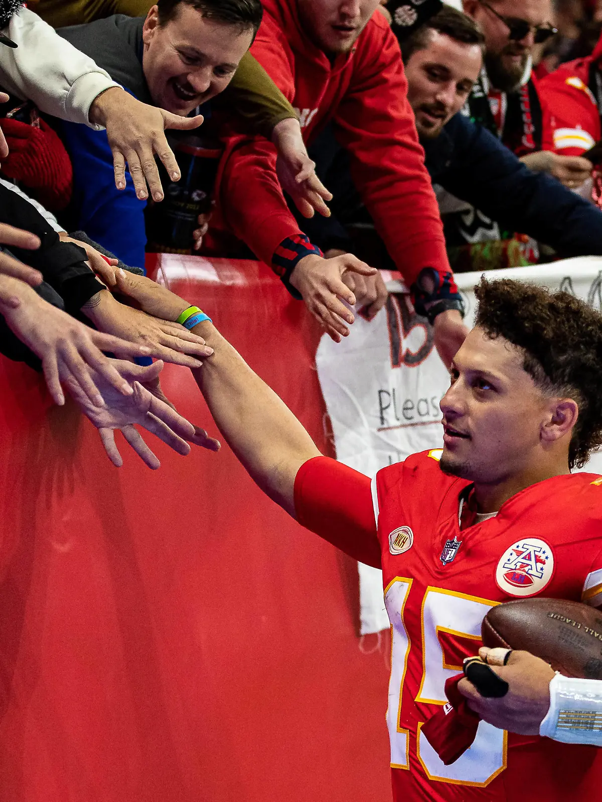 Patrick Mahomes Kansas City Chiefs 15 Congrats and visit the fans. Chiefs won the game 21:14 Miami Dolphins vs Kansas City Chiefs, American Football, NFL, American Football Herren, USA Week 9, Saison 2023, 05.11.2023 Miami Dolphins vs Kansas City Chiefs, American Football, NFL, Week 9, Saison 2023, 05.11.2023 Frankfurt *** Patrick Mahomes Kansas City Chiefs 15 Congrats and visit the fans Chiefs won the game 21 14 Miami Dolphins vs Kansas City Chiefs, American Football, NFL, Week 9, Saison 2023, 05 11 2023 Miami Dolphins vs Kansas City Chiefs, American Football, NFL, Week 9, Saison 2023, 05 11 2023 Frankfurt Copyright: xEibner-Pressefoto/RogerxBuerkex EP_RBE