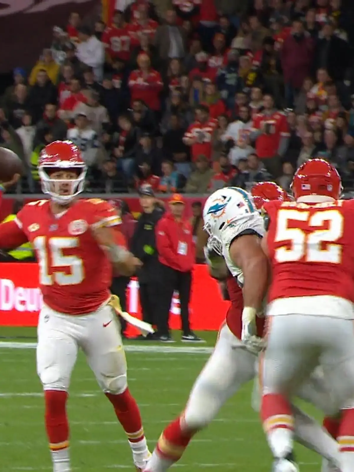 Die Kansas City Chiefs gewinnen das Frankfurt Game 2023 im Deutsche Bank Park 21:14 gegen die Miami Dolphins. Quarterback-Star Patrick Mahomes und seine Mitspieler liefern von der ersten Sekunde an eine grandiose Show.