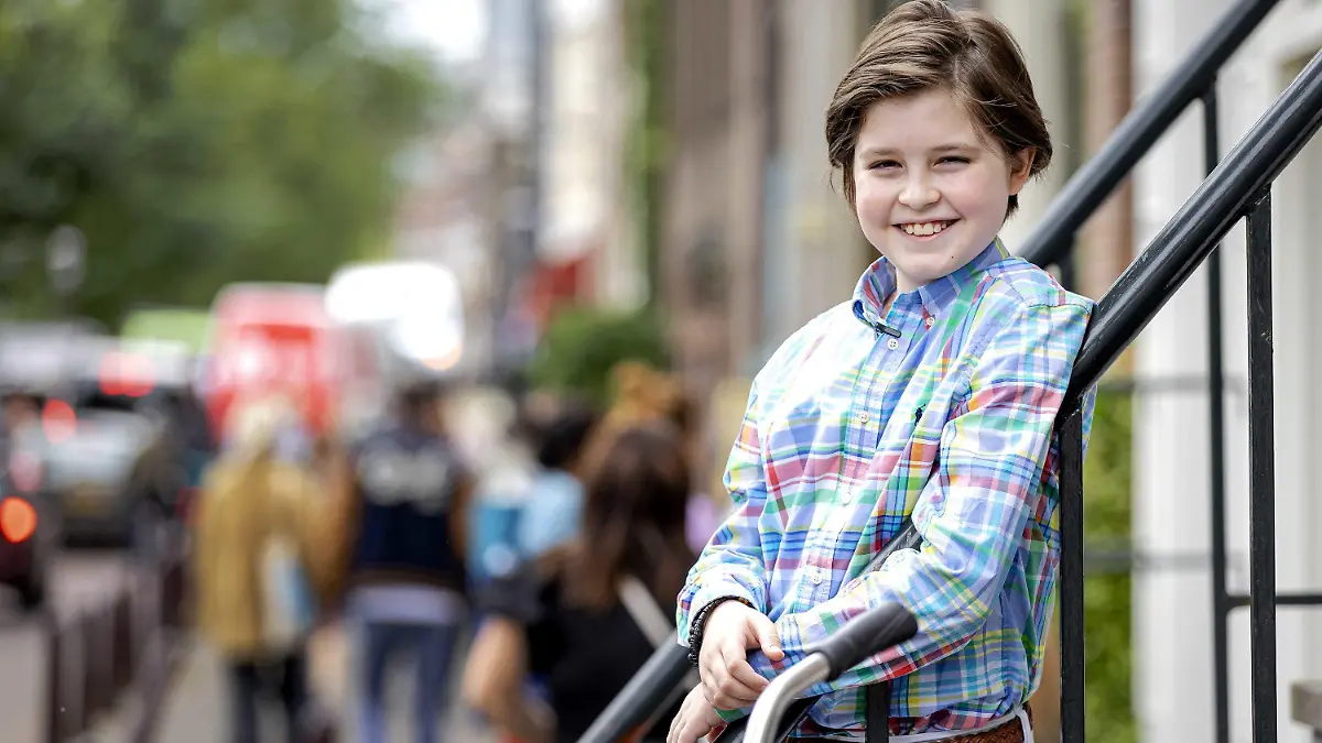 ARCHIV - 06.07.2021, Niederlande, Amsterdam: Laurent Simons, hier 11 Jahr alt, lehnt an einem Gelände. Der superintelligente Laurent Simons (12) wird in München promovieren. Der belgisch-niederländische Junge ist nun eingeschrieben als PhD-Student für Experimentelle Physik am Max-Planck-Institut, wie sein Vater Alexander am Donnerstag, 03.11.2022 der Deutschen Presse-Agentur in Amsterdam sagte. Foto: Robin Van Lonkhuijsen/ANP/dpa +++ dpa-Bildfunk +++