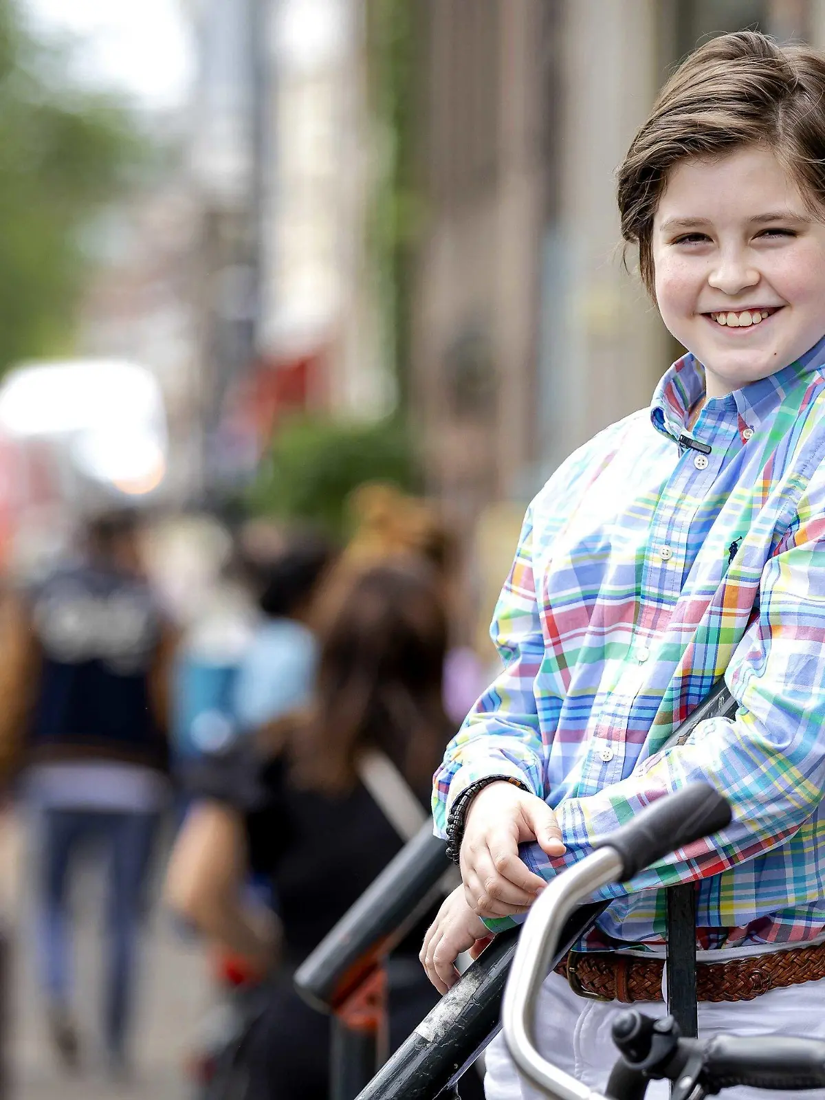 ARCHIV - 06.07.2021, Niederlande, Amsterdam: Laurent Simons, hier 11 Jahr alt, lehnt an einem Gelände. Der superintelligente Laurent Simons (12) wird in München promovieren. Der belgisch-niederländische Junge ist nun eingeschrieben als PhD-Student für Experimentelle Physik am Max-Planck-Institut, wie sein Vater Alexander am Donnerstag, 03.11.2022 der Deutschen Presse-Agentur in Amsterdam sagte. Foto: Robin Van Lonkhuijsen/ANP/dpa +++ dpa-Bildfunk +++