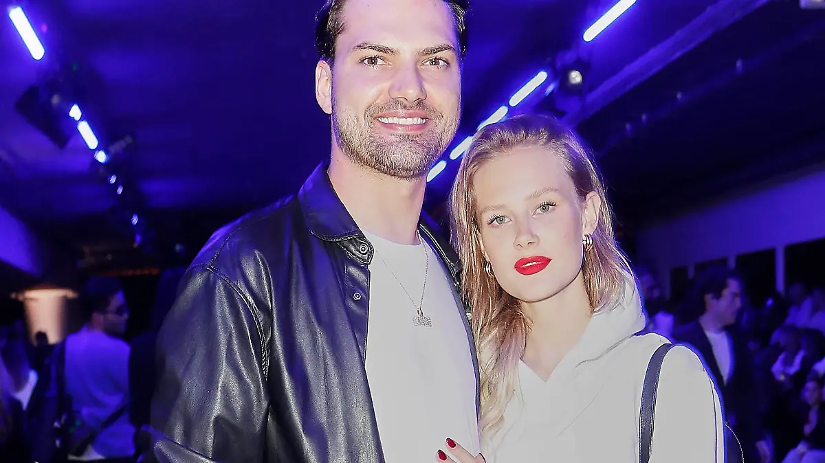  QS by s.Oliver x BVG Fashion Show Jimi Blue Ochsenknecht mit Frau Laura-Marie Geissler QS by s.Oliver x BVG Fashion Show in The Tunnel S-Bahn am Potsdamer Platz in Berlin am 18.10.2022 *** QS by s Oliver x BVG Fashion Show Jimi Blue Ochsenknecht with wife Laura Marie Geissler QS by s Oliver x BVG Fashion Show in The Tunnel S Bahn am Potsdamer Platz in Berlin on 18 10 2022 Copyright: xEventpressxGolejewskix