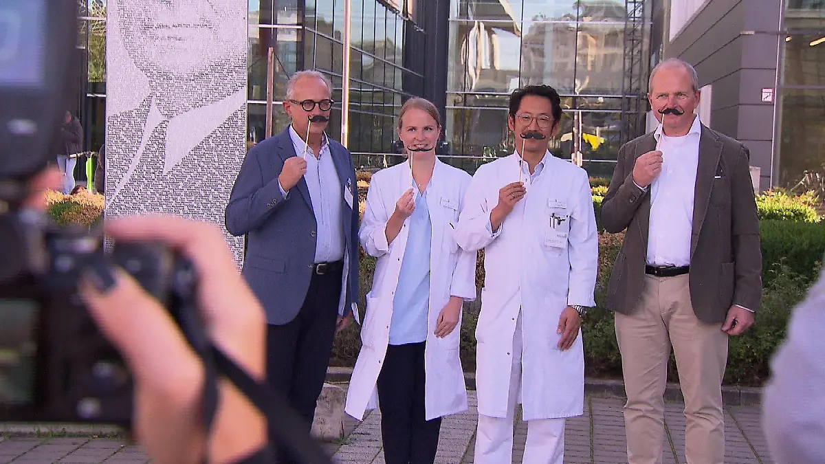 Einer der Brüder, Hans-Otto (rechts), und sein Ärzteteam mit Schnauzer zum "Movember" vor der Frankfurter Uniklinik.