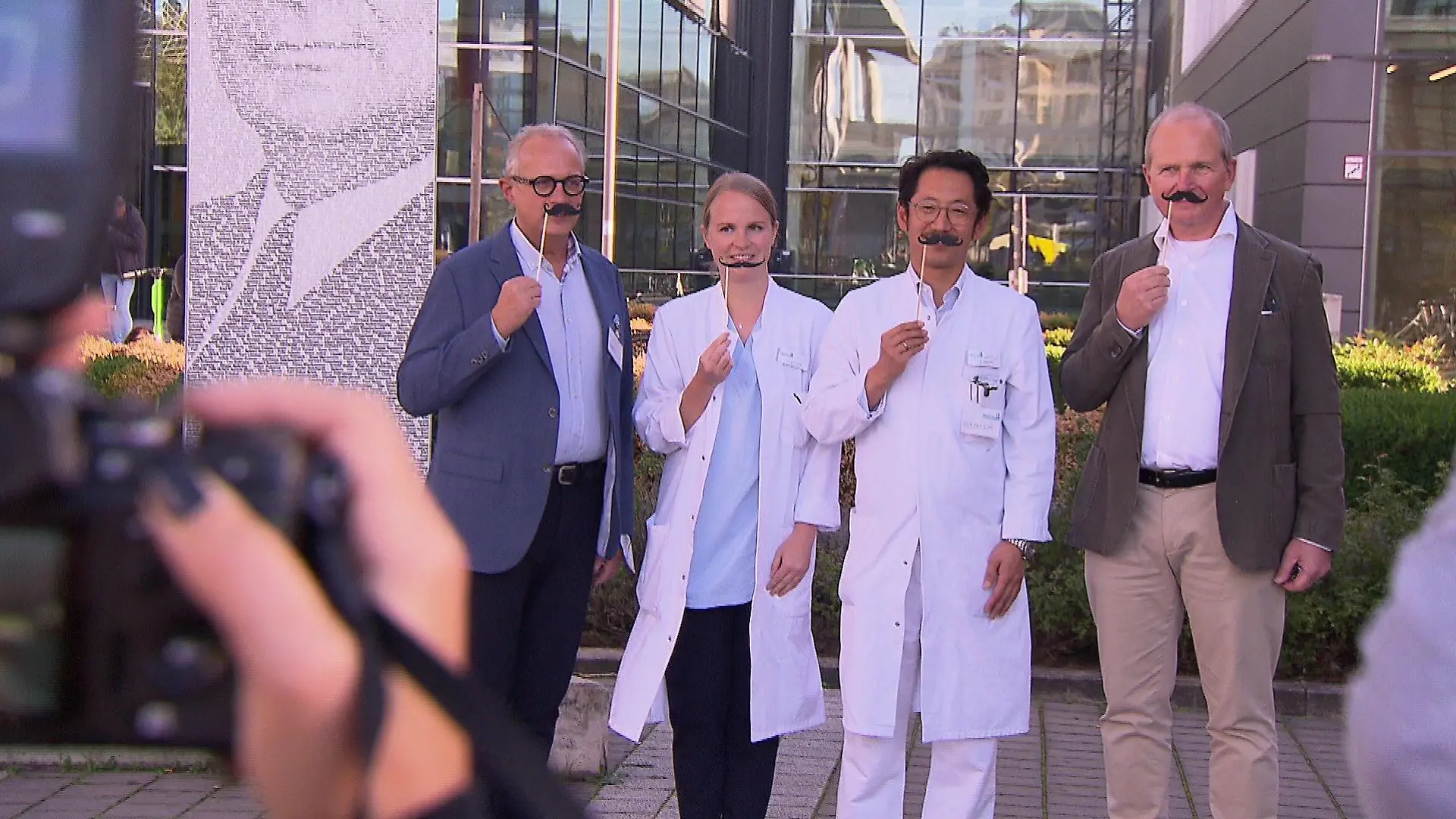 Einer der Brüder, Hans-Otto (rechts), und sein Ärzteteam mit Schnauzer zum "Movember" vor der Frankfurter Uniklinik.