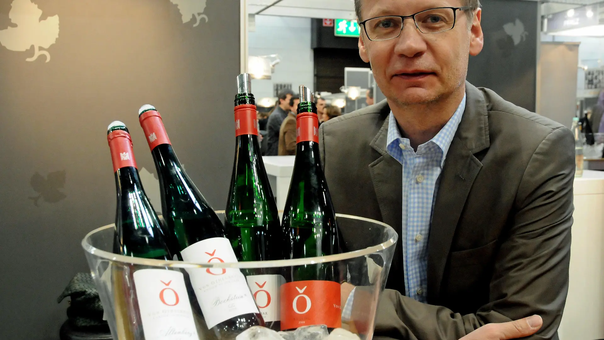 Der TV-Journalist Günther Jauch steht am Sonntag (27.03.2011) in Düsseldorf auf der Fachmesse "ProWein 2011" auf seinem Messestand neben einem Kühlgefäß mit Weinflaschen seines Weingutes "Von Othegraven" im rheinisch-pfälzischen Kanzem an der Saar. Sein erster Weinjahrgang habe eine großartige Qualität - aber auch deutliche Einbußen bei der Menge. Die Fachmesse ProWein vom 27.03 bis 29.03.2011 in Düsseldorf eröffnet am Sonntag mit einem neuen Rekord von 3600 Ausstellern aus 50 Ländern. Bis zum Dienstag werden 36 000 Besucher erwartet. Foto: Horst Ossinger dpa/lnw  +++(c) dpa - Bildfunk+++