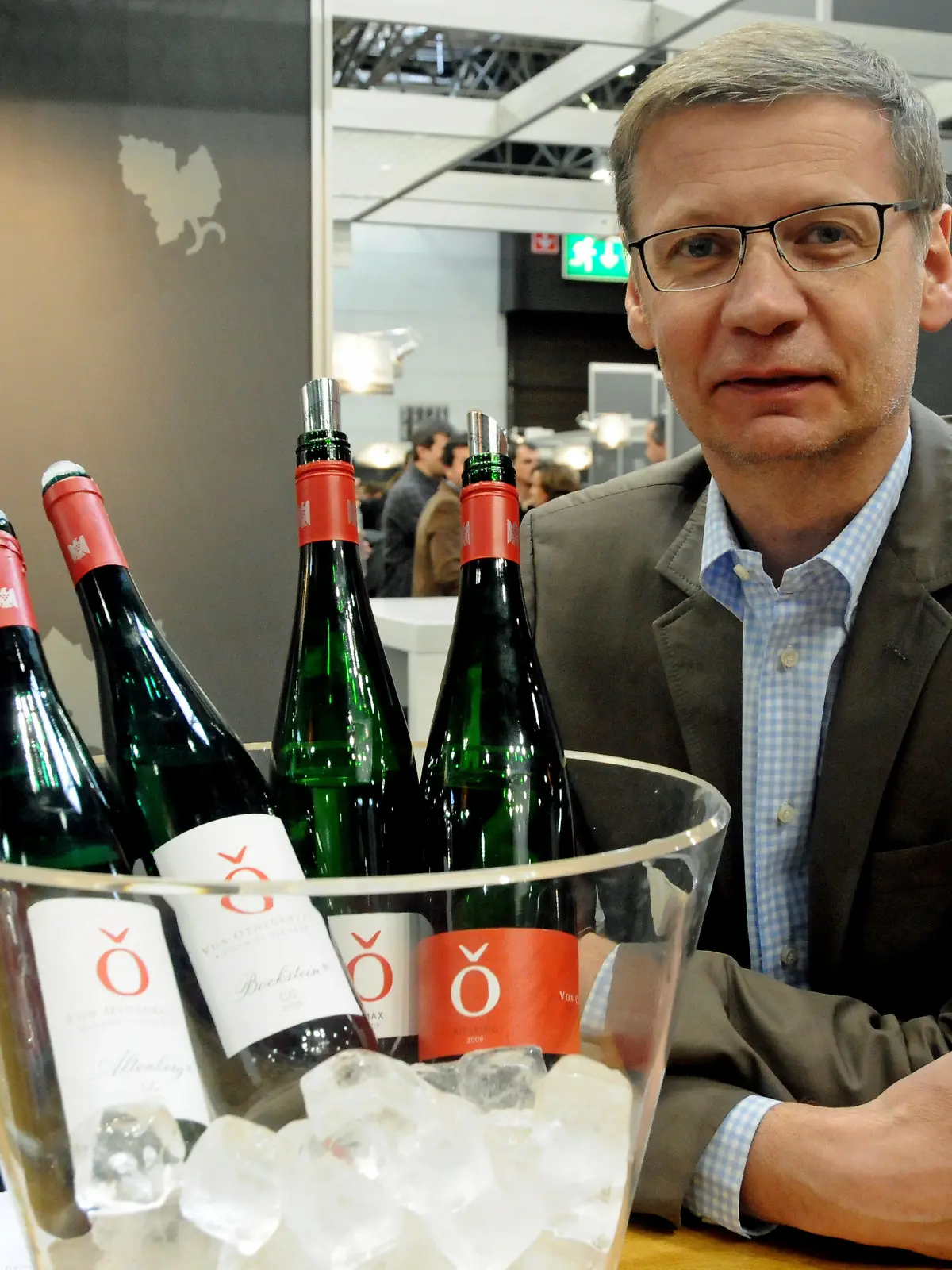 Der TV-Journalist Günther Jauch steht am Sonntag (27.03.2011) in Düsseldorf auf der Fachmesse "ProWein 2011" auf seinem Messestand neben einem Kühlgefäß mit Weinflaschen seines Weingutes "Von Othegraven" im rheinisch-pfälzischen Kanzem an der Saar. Sein erster Weinjahrgang habe eine großartige Qualität - aber auch deutliche Einbußen bei der Menge. Die Fachmesse ProWein vom 27.03 bis 29.03.2011 in Düsseldorf eröffnet am Sonntag mit einem neuen Rekord von 3600 Ausstellern aus 50 Ländern. Bis zum Dienstag werden 36 000 Besucher erwartet. Foto: Horst Ossinger dpa/lnw  +++(c) dpa - Bildfunk+++
