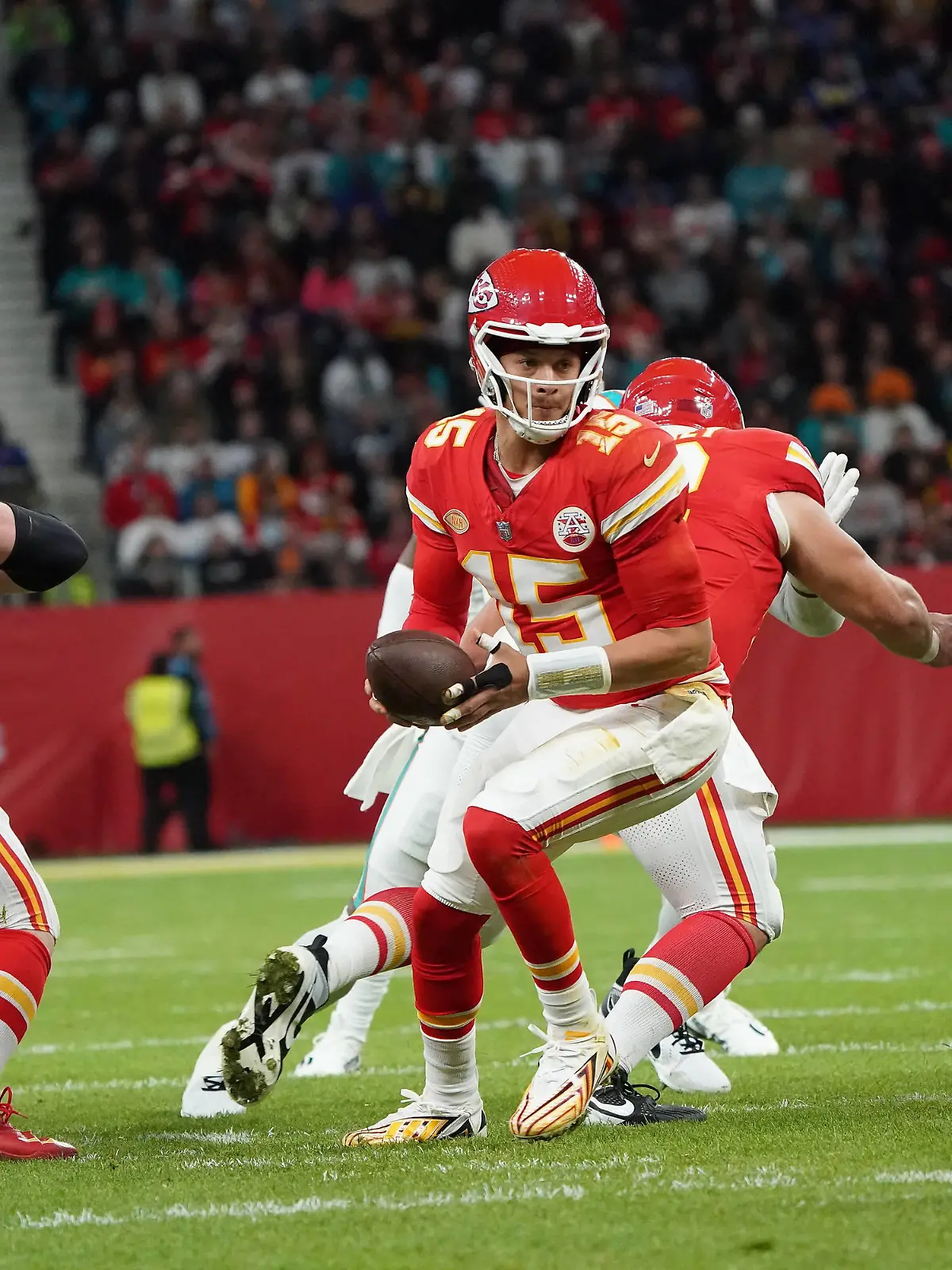 Quarterback Patrick Mahomes QB 15, Kansas City Chiefs - Frankfurt 05.11.2023: Kansas City Chiefs vs. Miami Dolphins, NFL, American Football Herren, USA International Game, Deutsche Bank Park *** Quarterback Patrick Mahomes QB 15, Kansas City Chiefs Frankfurt 05 11 2023 Kansas City Chiefs vs Miami Dolphins, NFL International Game, Deutsche Bank Park