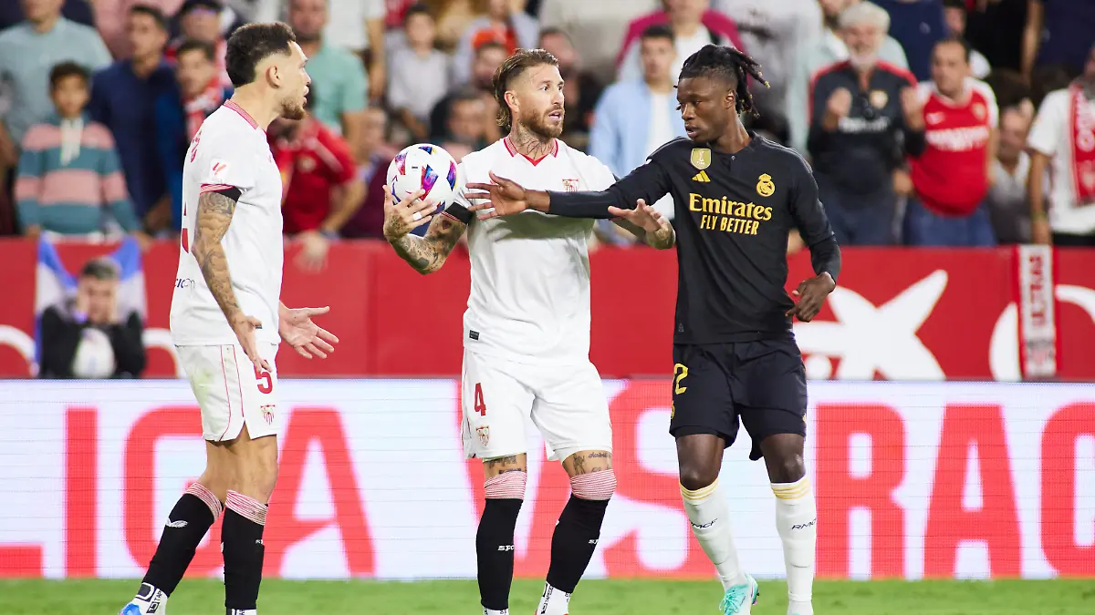 October 21, 2023, SEVILLA, SEVILLA, SPAIN: Sergio Ramos of Sevilla FC fights the ball with Eduardo Camavinga of Real Madrid during the Spanish league, LaLiga EA Sports, football match played between Sevilla FC and Real Madrid at Ramon Sanchez-Pizjuan stadium on October 21, 2023, in Sevilla, Spain. SEVILLA SPAIN - ZUMAa181 20231021_zaa_a181_186 Copyright: xJoaquinxCorcherox