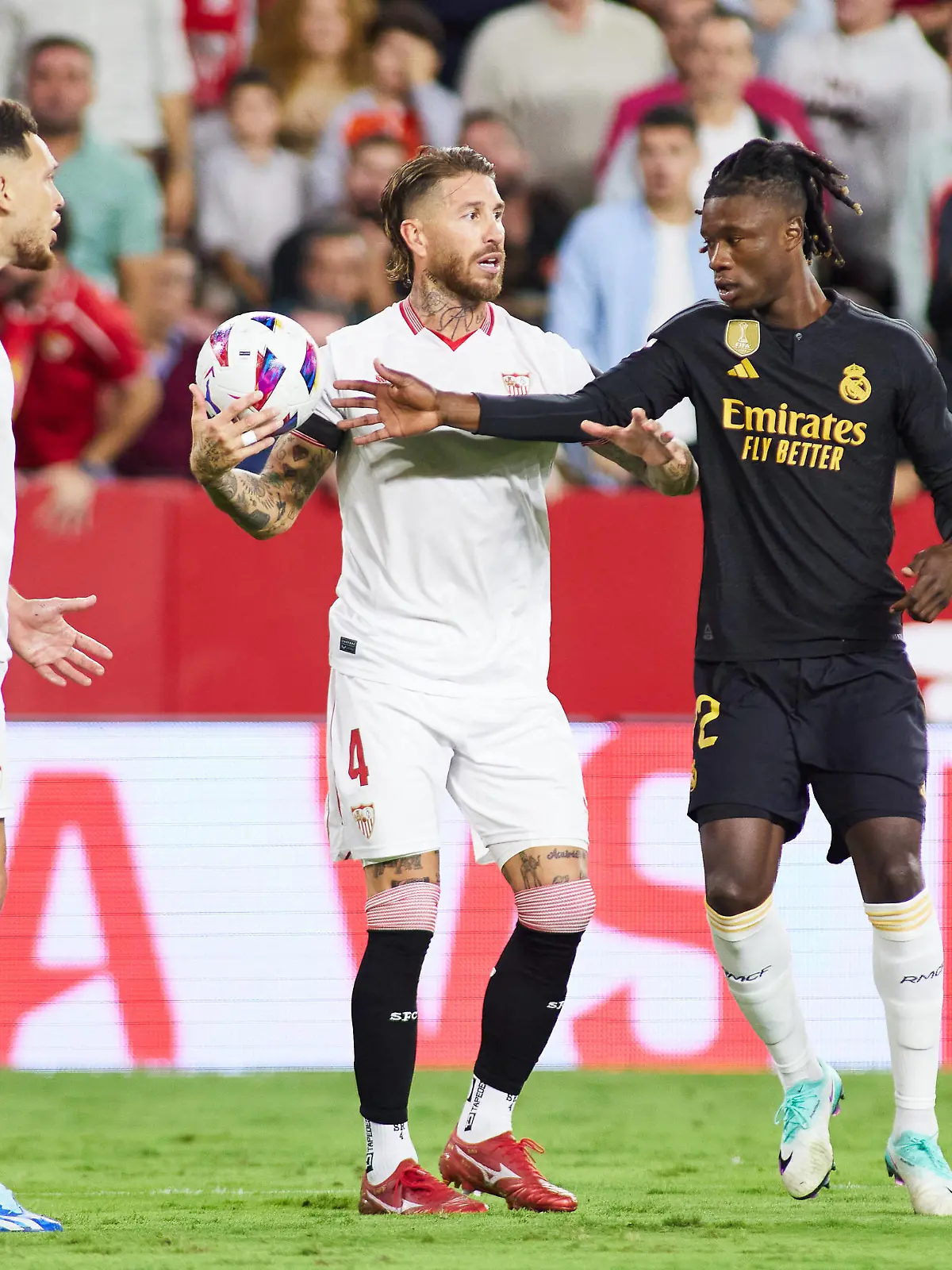 October 21, 2023, SEVILLA, SEVILLA, SPAIN: Sergio Ramos of Sevilla FC fights the ball with Eduardo Camavinga of Real Madrid during the Spanish league, LaLiga EA Sports, football match played between Sevilla FC and Real Madrid at Ramon Sanchez-Pizjuan stadium on October 21, 2023, in Sevilla, Spain. SEVILLA SPAIN - ZUMAa181 20231021_zaa_a181_186 Copyright: xJoaquinxCorcherox