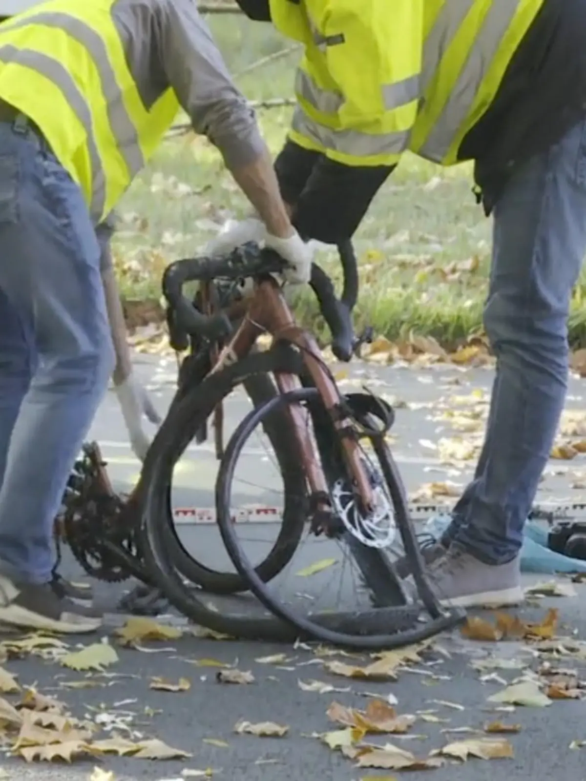 Der radikale Klimaprotest in Berlin sorgt für Kopfschütteln: Klima-Aktivisten hatten sich auf eine Straße geklebt und so wohl verhindert, dass einer schwerverletzten Frau schnell geholfen werden konnte. Richtig fassungslos macht viele dann, wie EIN Klima-Extremist auf den Vorfall reagiert.