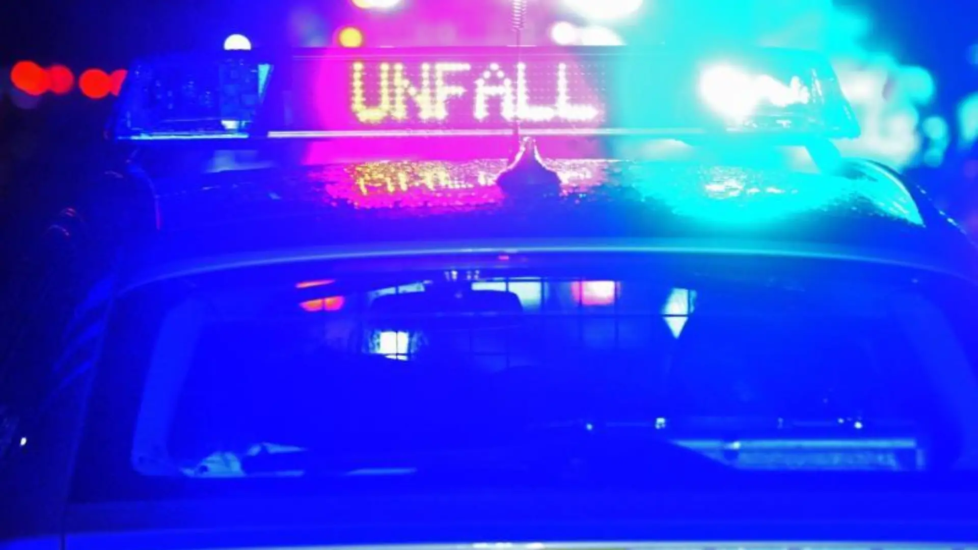 Der Schriftzug «Unfall» leuchtet an einem Streifenwagen