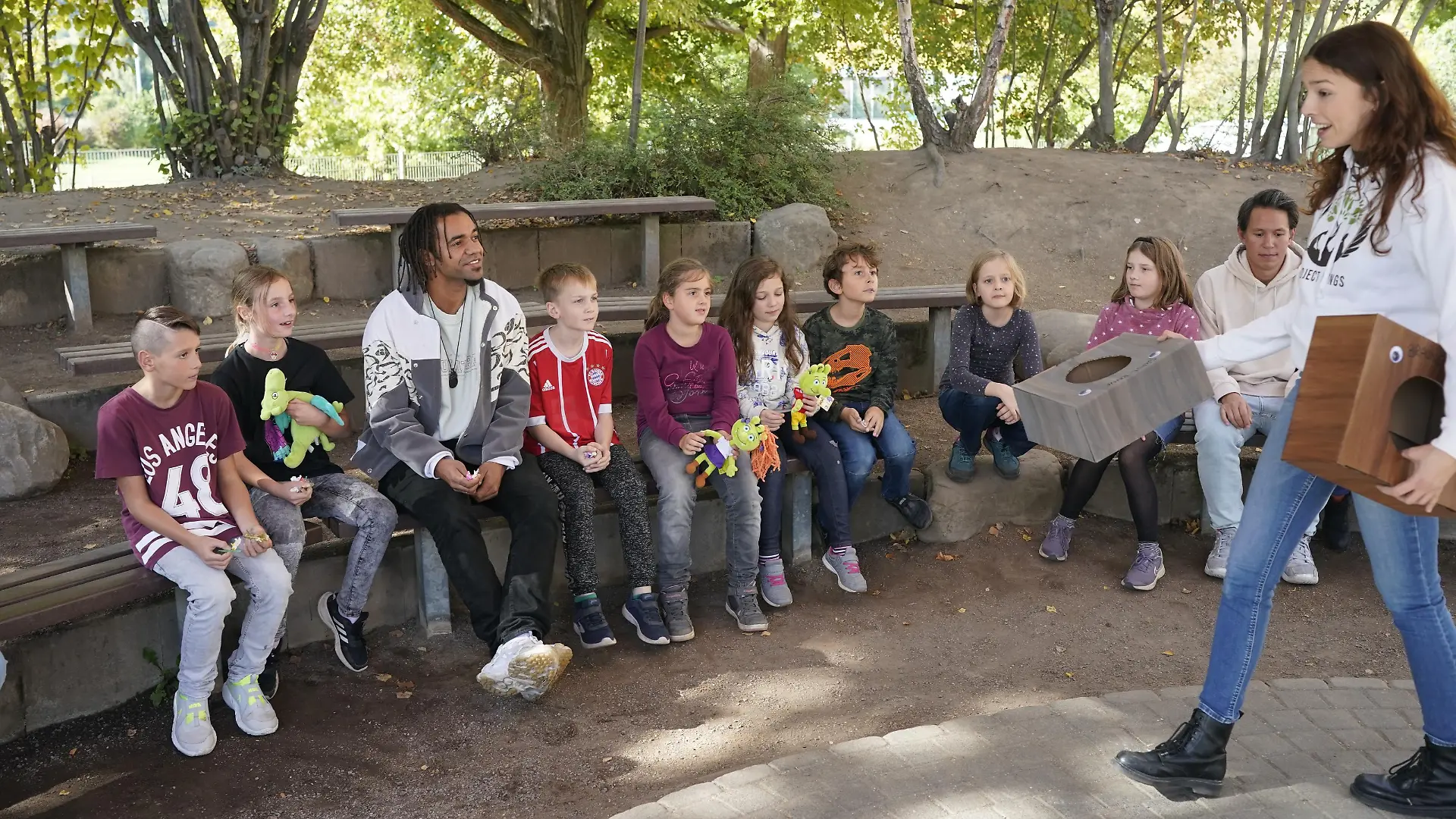 Chino und Johnny von Culcha Candela sind Projektpaten für das Umweltprojekt von 'Project Wings'. Sie sind zusammen mit Leonie Deimann zu Besuch in der Schillerschule in Lahnstein.
Achtung: Bei Veröffentlichung müssen "RTL-Spendenmarathon", bzw. "Stiftung RTL - Wir helfen Kindern" erwähnt werden!! Die Verwendung des sendungsbezogenen Materials ist nur mit dem Hinweis und Verlinkung auf RTL+ gestattet.