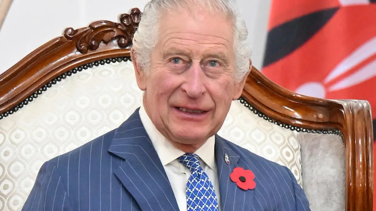 31.10.2023, Kenia, Nairobi: König Charles III. während eines bilateralen Treffens mit dem kenianischen Präsidenten Ruto im Büro des Präsidenten im State House. Kenias Präsident Ruto hatte das britische Königspaar zum 60. Jahrestag der Unabhängigkeit eingeladen. Der britische König Charles und seine Frau Camilla beginnen einen viertägigen Staatsbesuch. Foto: Samir Hussein/PA Wire/dpa +++ dpa-Bildfunk +++