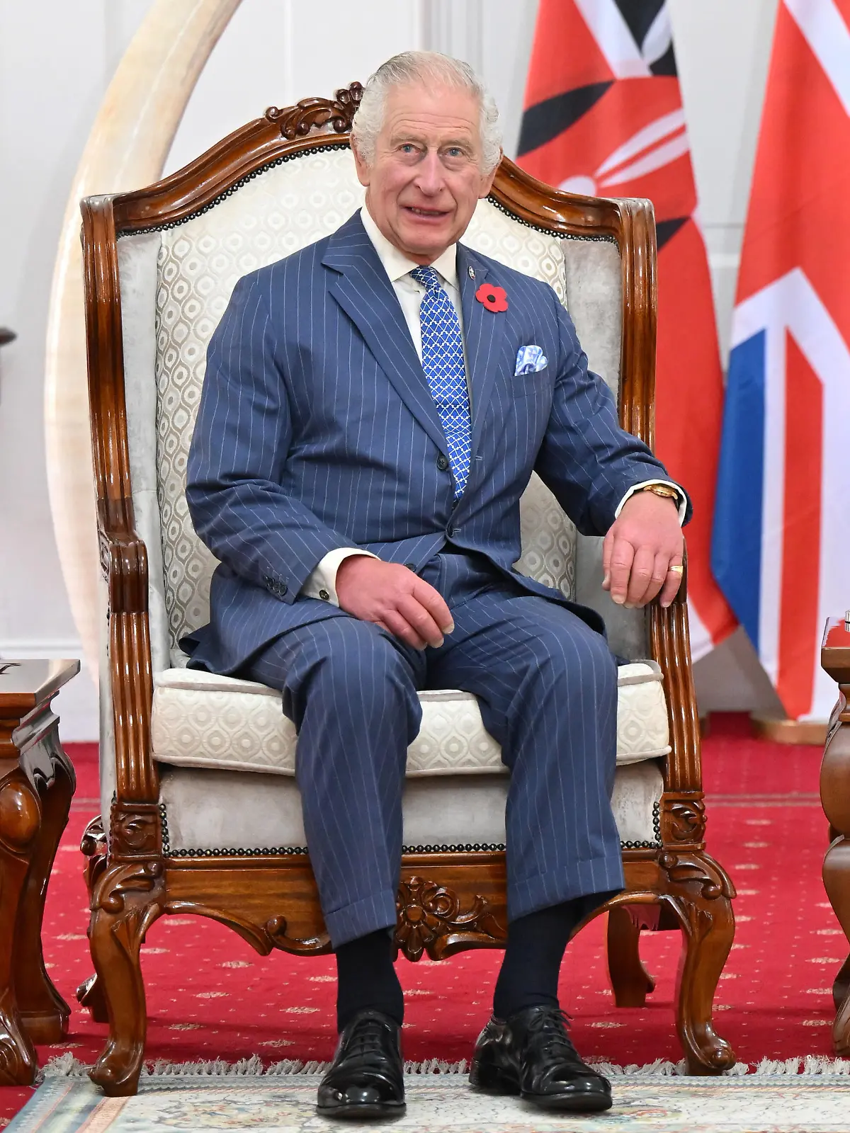 31.10.2023, Kenia, Nairobi: König Charles III. während eines bilateralen Treffens mit dem kenianischen Präsidenten Ruto im Büro des Präsidenten im State House. Kenias Präsident Ruto hatte das britische Königspaar zum 60. Jahrestag der Unabhängigkeit eingeladen. Der britische König Charles und seine Frau Camilla beginnen einen viertägigen Staatsbesuch. Foto: Samir Hussein/PA Wire/dpa +++ dpa-Bildfunk +++