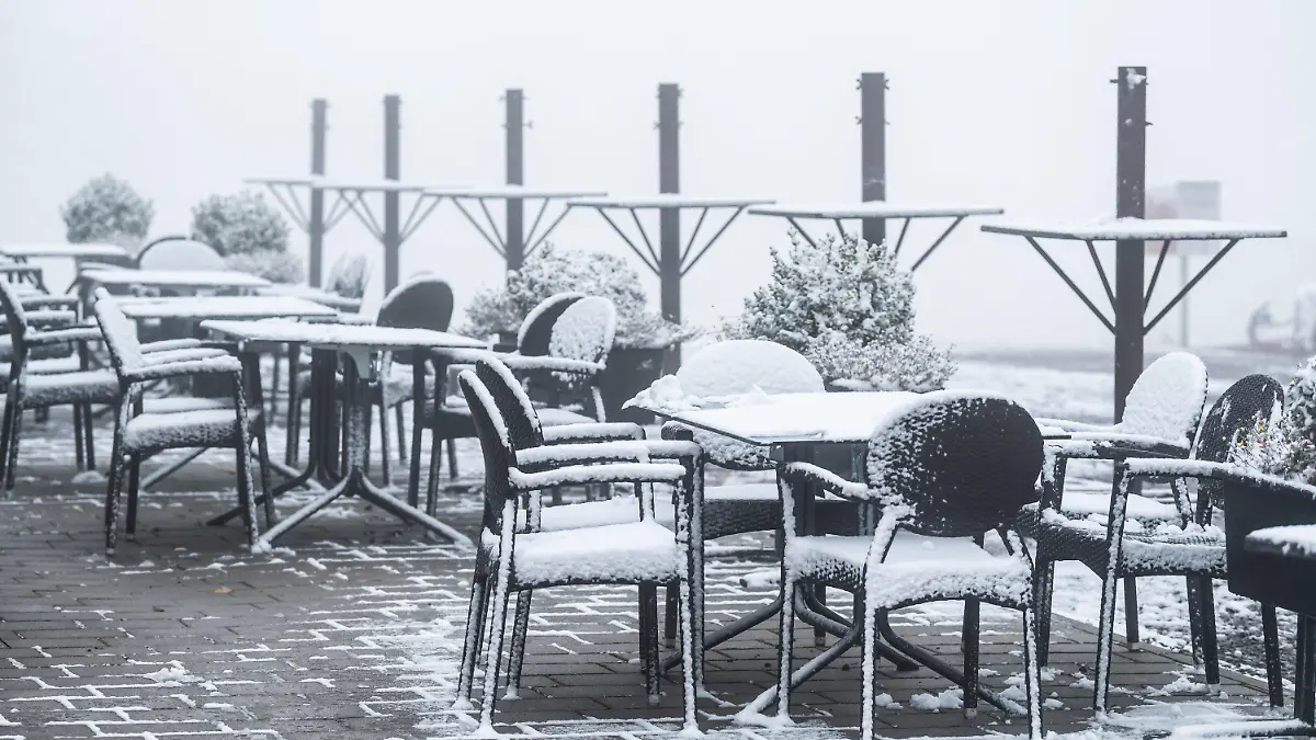 03.11.2023, Baden-Württemberg, Feldberg: Der erste Schnee bedeckt Tische und Stühle am Feldberg. Auf dem Feldberg sind die ersten Schneeflocken in diesem Herbst gefallen. Laut Deutschem Wetterdienst (DWD) sanken die Temperaturen in der Hochlage des Schwarzwaldes auf minus zwei Grad Celsius. Der Schnee werde aber noch nicht liegen bleiben, sagte ein DWD-Meteorologe. Dafür sei der Boden noch nicht kalt genug. 
Ein erster Schneefall in Gipfellagen sei für diese Zeit nichts Ungewöhnliches, sagte der Sprecher. Foto: Silas Stein/dpa +++ dpa-Bildfunk +++