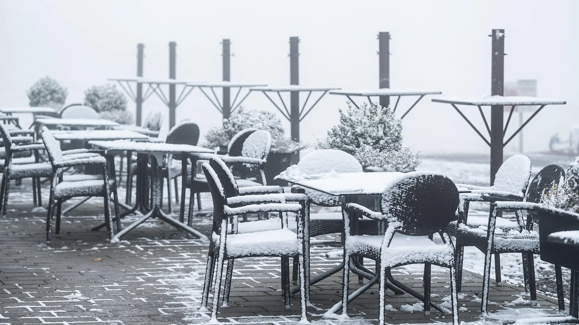 03.11.2023, Baden-Württemberg, Feldberg: Der erste Schnee bedeckt Tische und Stühle am Feldberg. Auf dem Feldberg sind die ersten Schneeflocken in diesem Herbst gefallen. Laut Deutschem Wetterdienst (DWD) sanken die Temperaturen in der Hochlage des Schwarzwaldes auf minus zwei Grad Celsius. Der Schnee werde aber noch nicht liegen bleiben, sagte ein DWD-Meteorologe. Dafür sei der Boden noch nicht kalt genug.
Ein erster Schneefall in Gipfellagen sei für diese Zeit nichts Ungewöhnliches, sagte der Sprecher. Foto: Silas Stein/dpa +++ dpa-Bildfunk +++