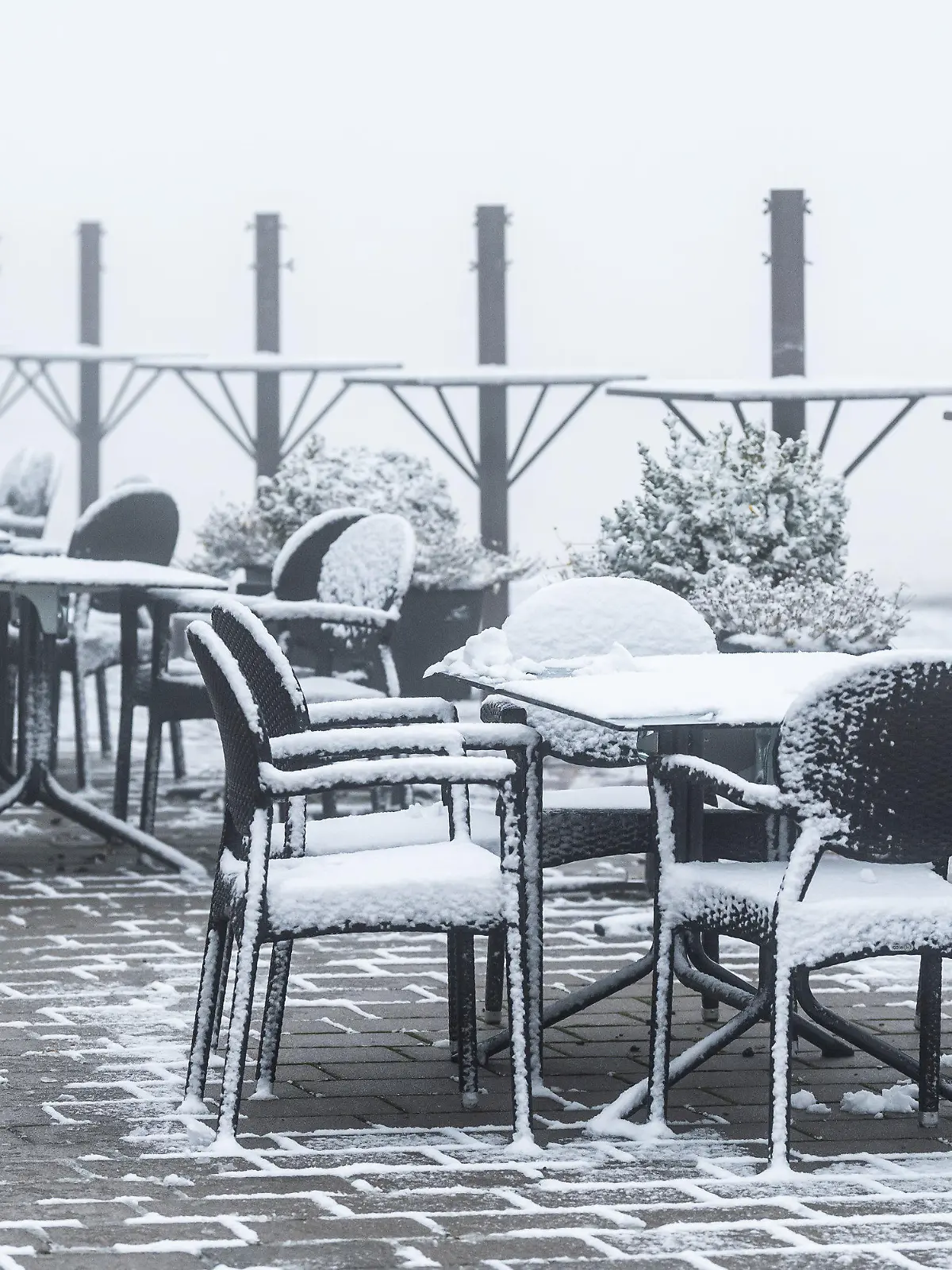 03.11.2023, Baden-Württemberg, Feldberg: Der erste Schnee bedeckt Tische und Stühle am Feldberg. Auf dem Feldberg sind die ersten Schneeflocken in diesem Herbst gefallen. Laut Deutschem Wetterdienst (DWD) sanken die Temperaturen in der Hochlage des Schwarzwaldes auf minus zwei Grad Celsius. Der Schnee werde aber noch nicht liegen bleiben, sagte ein DWD-Meteorologe. Dafür sei der Boden noch nicht kalt genug. 
Ein erster Schneefall in Gipfellagen sei für diese Zeit nichts Ungewöhnliches, sagte der Sprecher. Foto: Silas Stein/dpa +++ dpa-Bildfunk +++