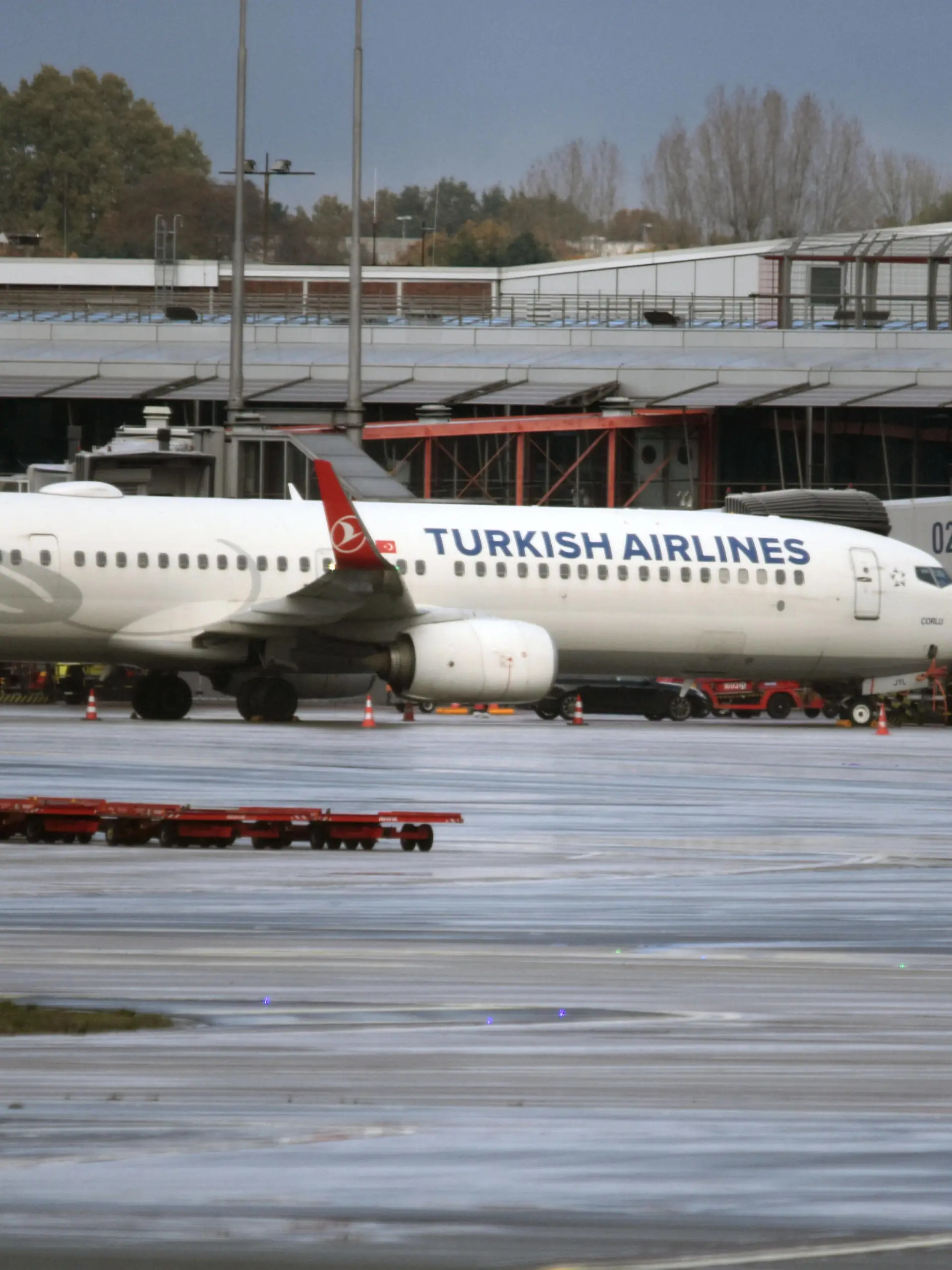 Nach 18 Stunden wurde am Sonntagnachmittag gegen 14.30 Uhr die Geiselnahme am Hamburger Flughafen friedlich beendet. Der 35-jährige Vater/Täter verließ mit seiner vierjährigen Tochter das Fahrzeug, mit dem er zunächst ein Tor am Flughafen Hamburg durchbrochen hatte. Polizisten hatten das Flugzeug der Turkish Airlines umstellt, unter der Maschine stand der Wagen. Der Mann soll gefordert haben, mit seiner Tochter ausgeflogen zu werden. Letztlich verließ er das Auto übergab seine Tochter den Polizeibeamten und legte sich auf Rollfeld. Dort wurde er von Polizisten einer Spezialeinheit widerstandslos festgenommen. Hamburg, der 05.11.2023 Geiselnahme am Flughafen Hamburg beendet - Vater verlässt nach Verhandlungen freiwillig mit seiner To
