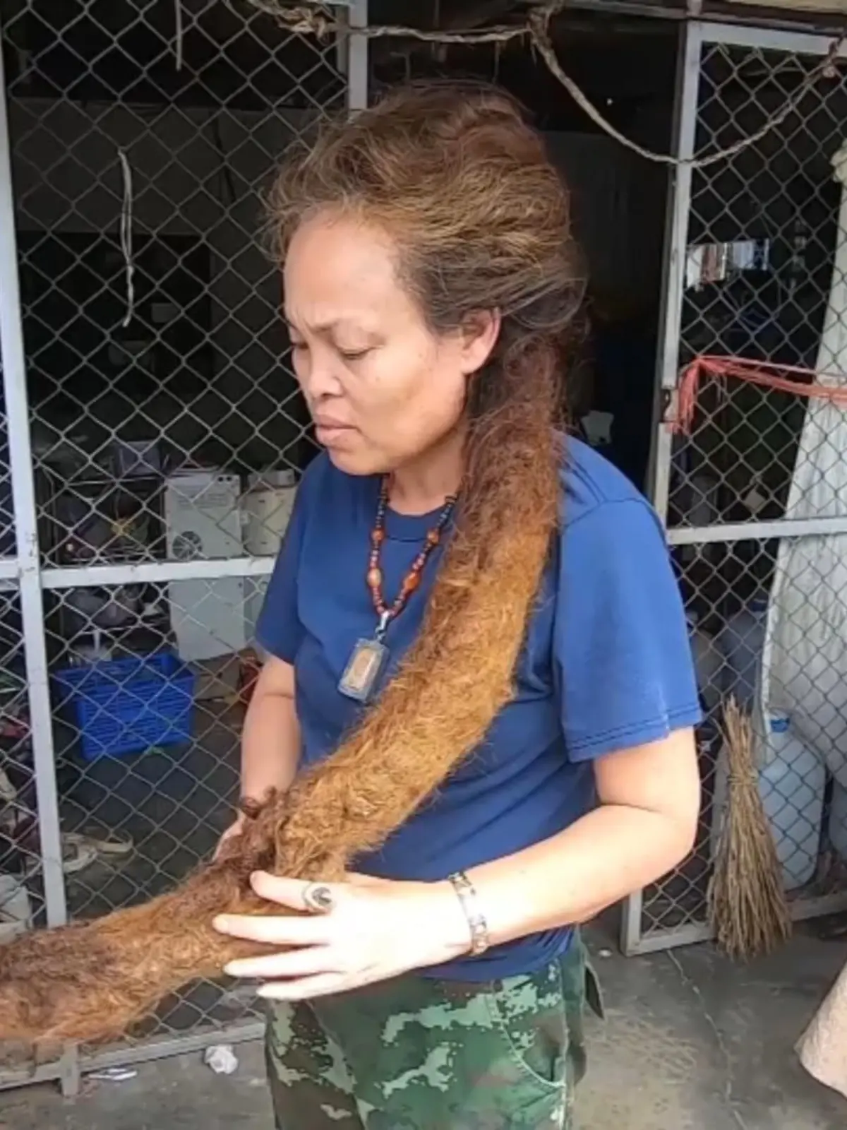 Huch, was ist das denn für eine Friese? Ja, das ist die Mähne von Nacha aus Thailand, ein einziges verknotetes Knäul! Die 50 Jährige hat nämlich Angst sich die Haare zu schneiden, und das aus einem skurrilen Grund!