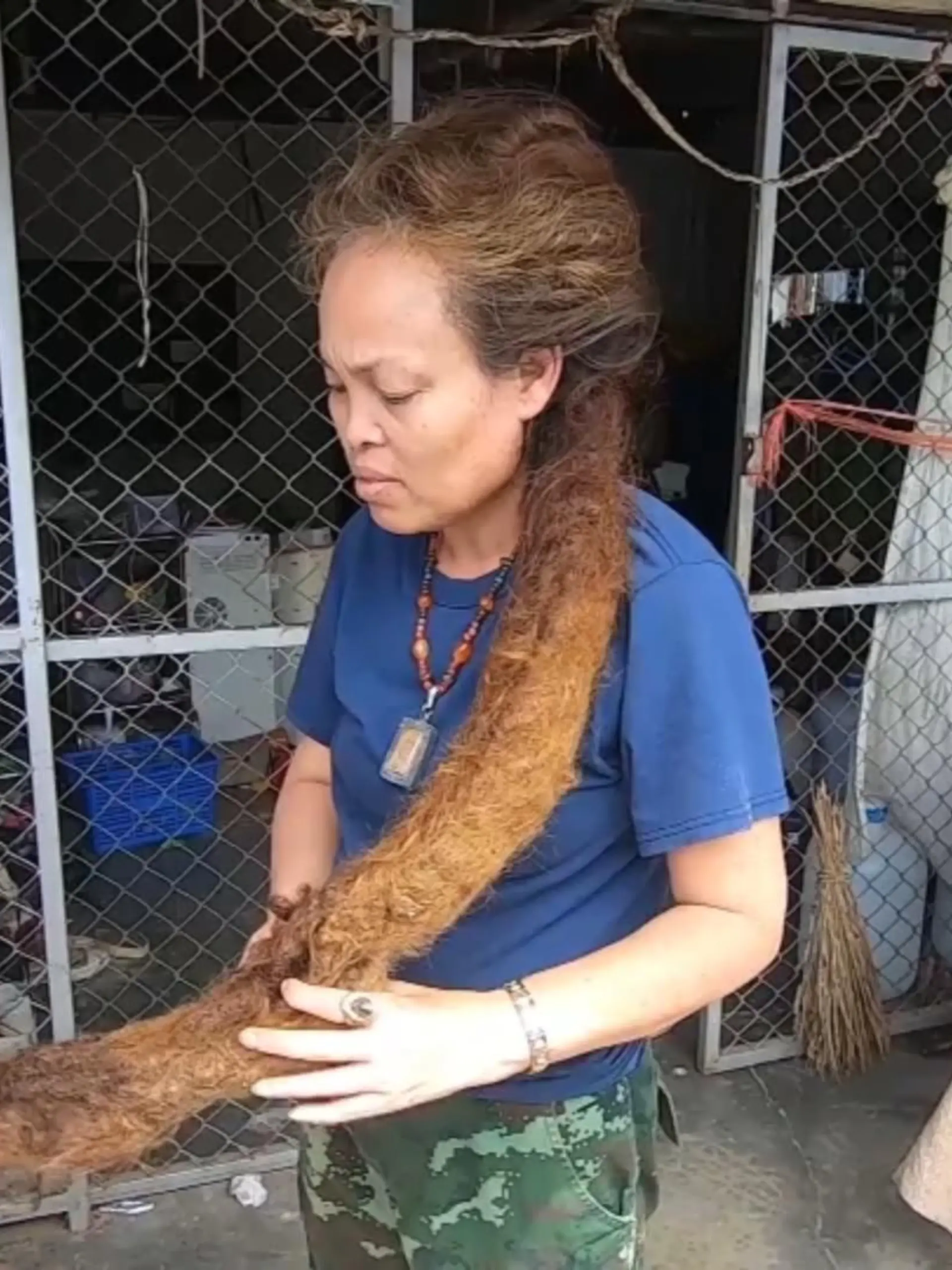 Huch, was ist das denn für eine Friese? Ja, das ist die Mähne von Nacha aus Thailand, ein einziges verknotetes Knäul! Die 50 Jährige hat nämlich Angst sich die Haare zu schneiden, und das aus einem skurrilen Grund!