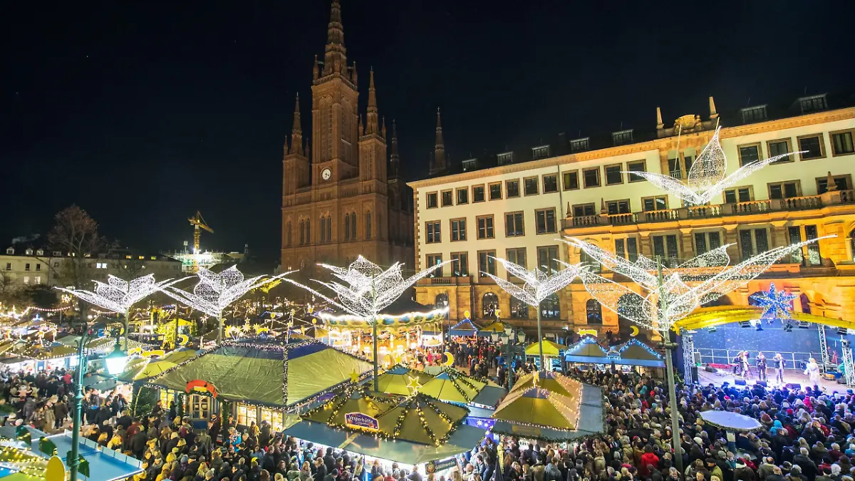 Der gut besuchte Weihnachtsmarkt in Wiesbaden, im Hintergrund die Marktkirche.
