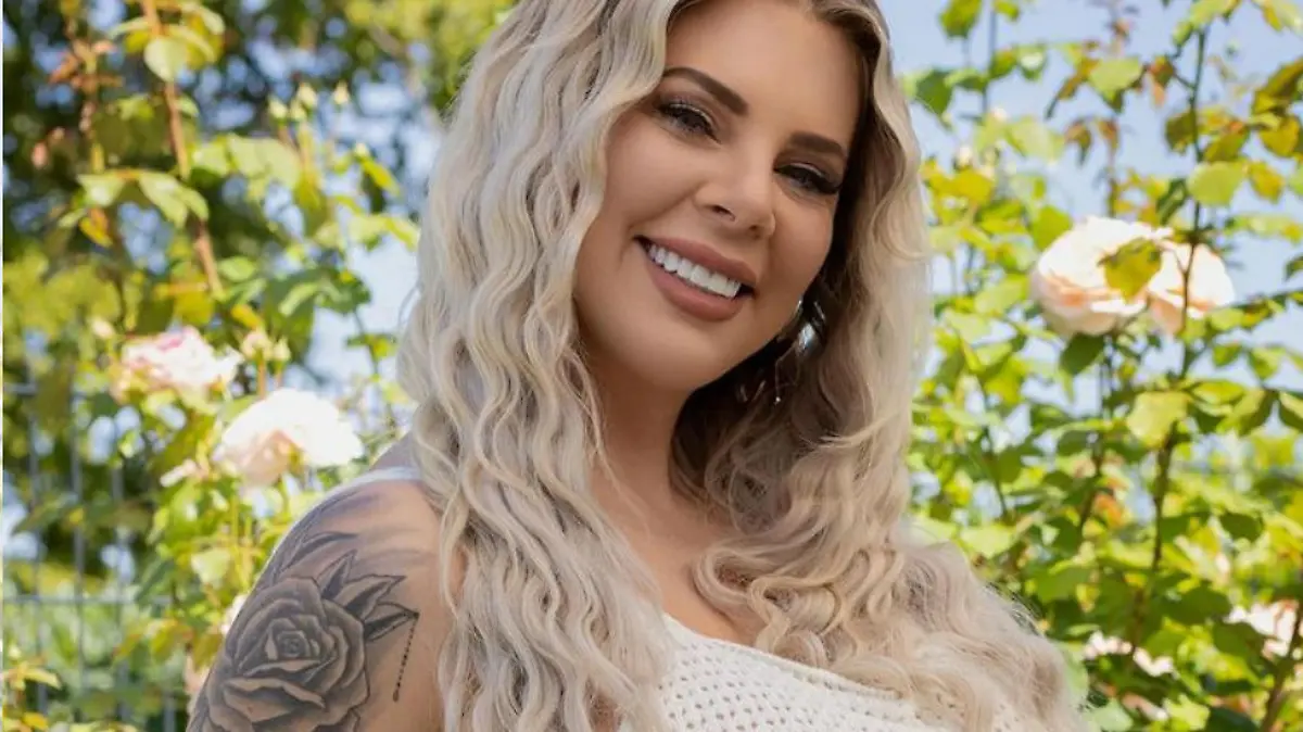 Jenny Frankhauser zeigt ihren Followern stolz ihren kugelrunden Babybauch.