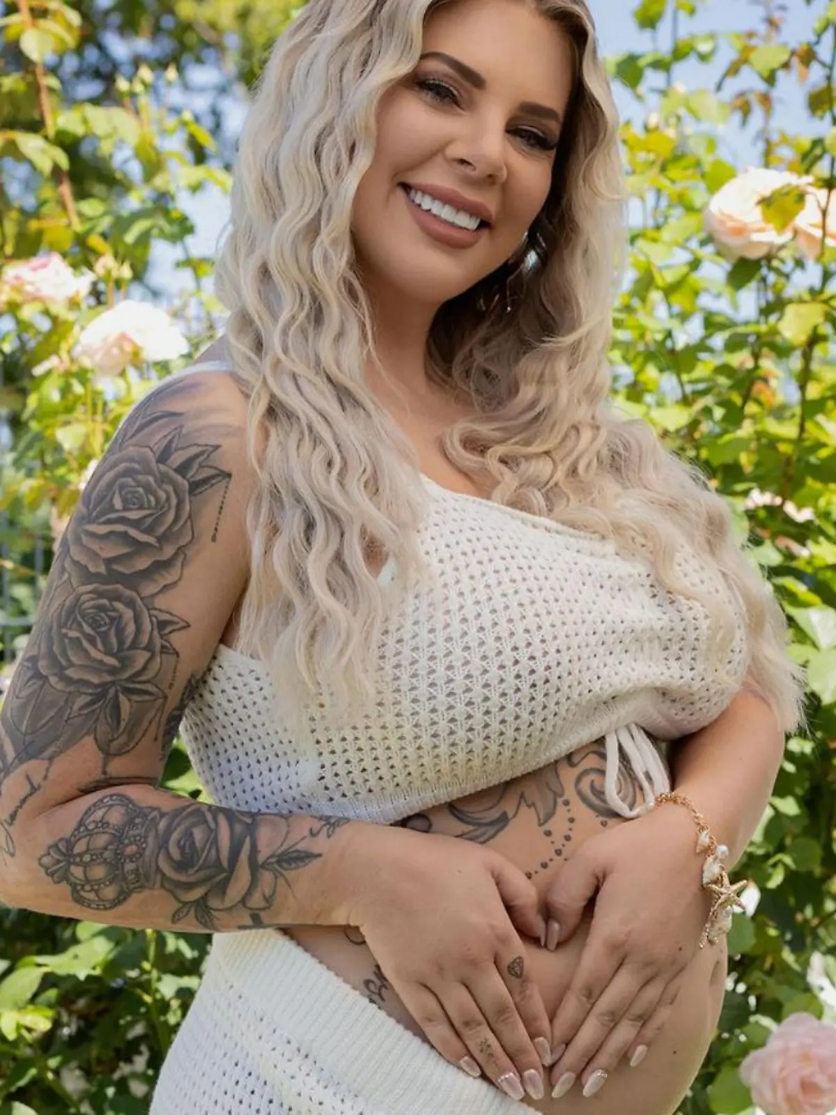 Jenny Frankhauser zeigt ihren Followern stolz ihren kugelrunden Babybauch.