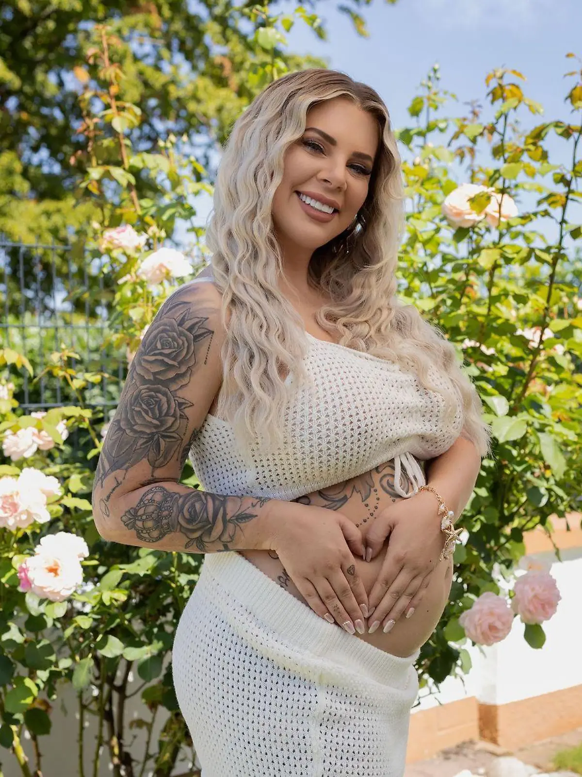 Jenny Frankhauser zeigt ihren Followern stolz ihren kugelrunden Babybauch.