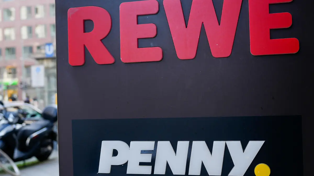 Symbolfoto Logo der Lebensmittellaeden, Supermaerkte Rewe und Penny
