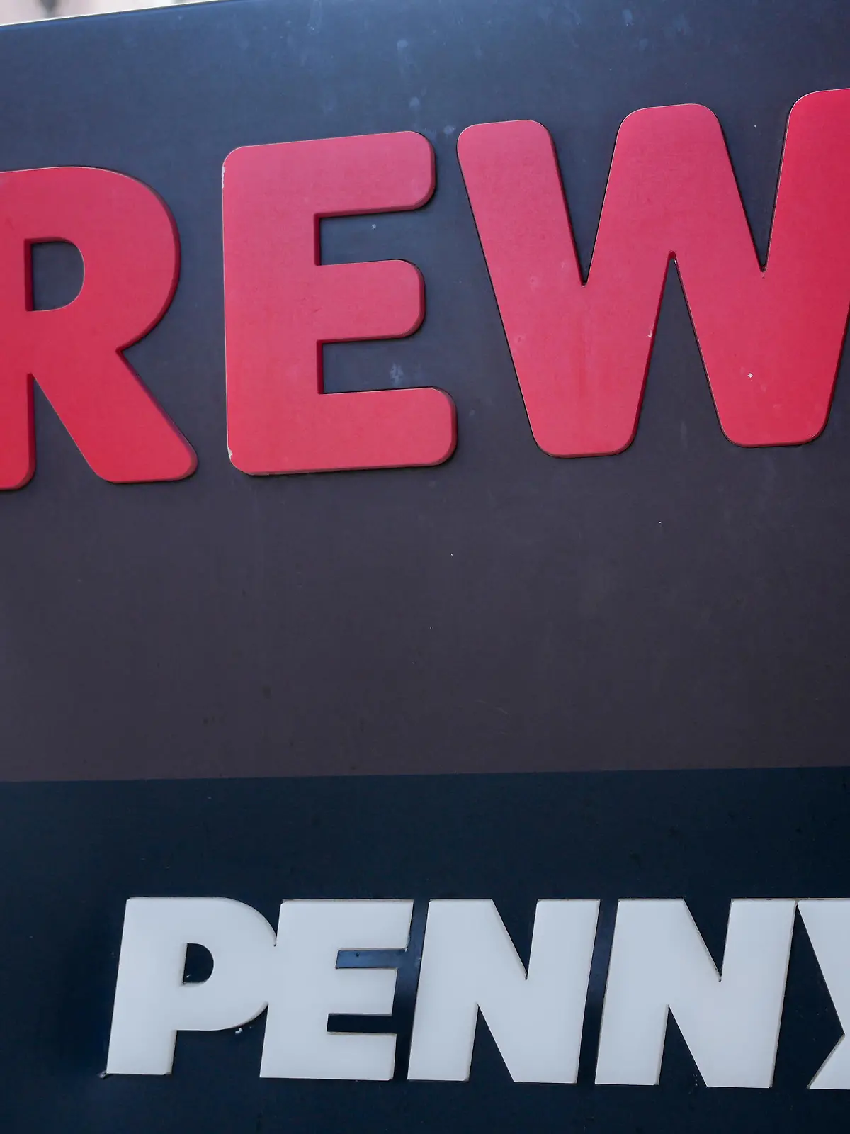 Symbolfoto Logo der Lebensmittellaeden, Supermaerkte Rewe und Penny