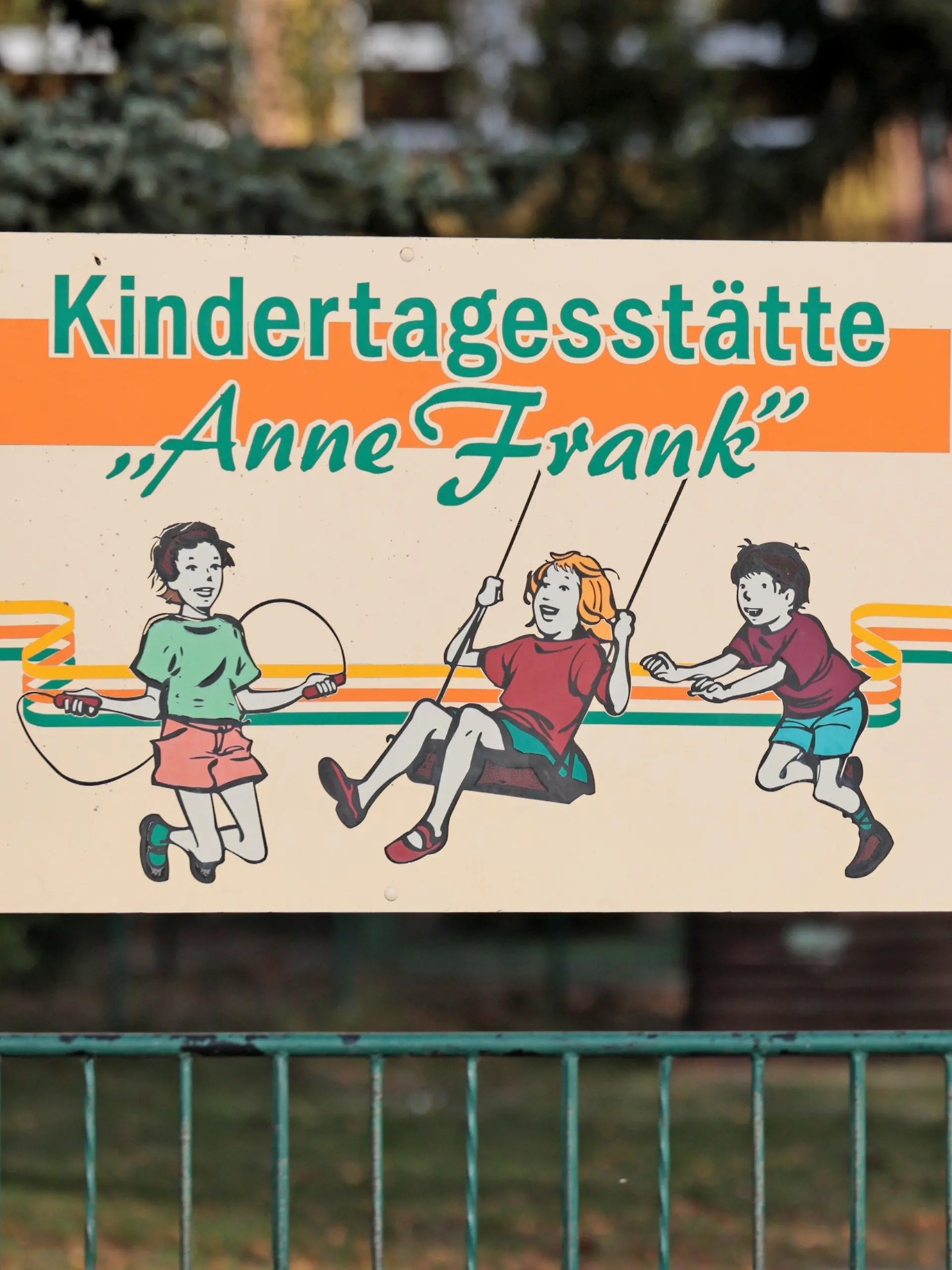 06.11.2023, Sachsen-Anhalt, Tangerhütte: Auf einem Schild an der Einrichtung steht "Kindertagesstätte Anne Frank". Schon länger gehegte Pläne für eine Namensänderung der Kita «Anne Frank» in Tangerhütte haben vor dem Hintergrund des Gaza-Krieges für Kritik gesorgt. Foto: Peter Gercke/dpa-Zentralbild/dpa +++ dpa-Bildfunk +++