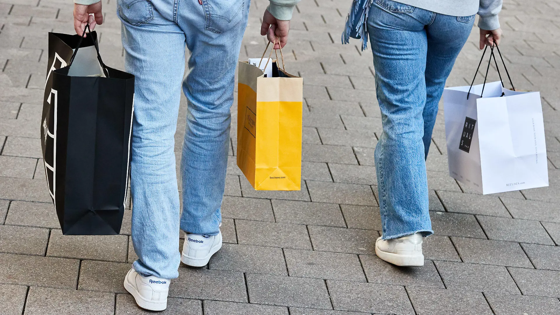 ARCHIV - 24.09.2023, Hamburg: Eine Frau und ein Mann tragen mehrere Einkaufstüten am verkaufsoffenen Sonntag auf der Mönckebergstraße. Jeder Einwohner in Deutschland hat nach Berechnungen des Marktforschungsinstituts GfK dieses Jahr im Durchschnitt 26 271 Euro zur Verfügung. (zu dpa «Marktforscher: Pro-Kopf-Kaufkraft in Deutschland bei 26 271 Euro») Foto: Georg Wendt/dpa +++ dpa-Bildfunk +++