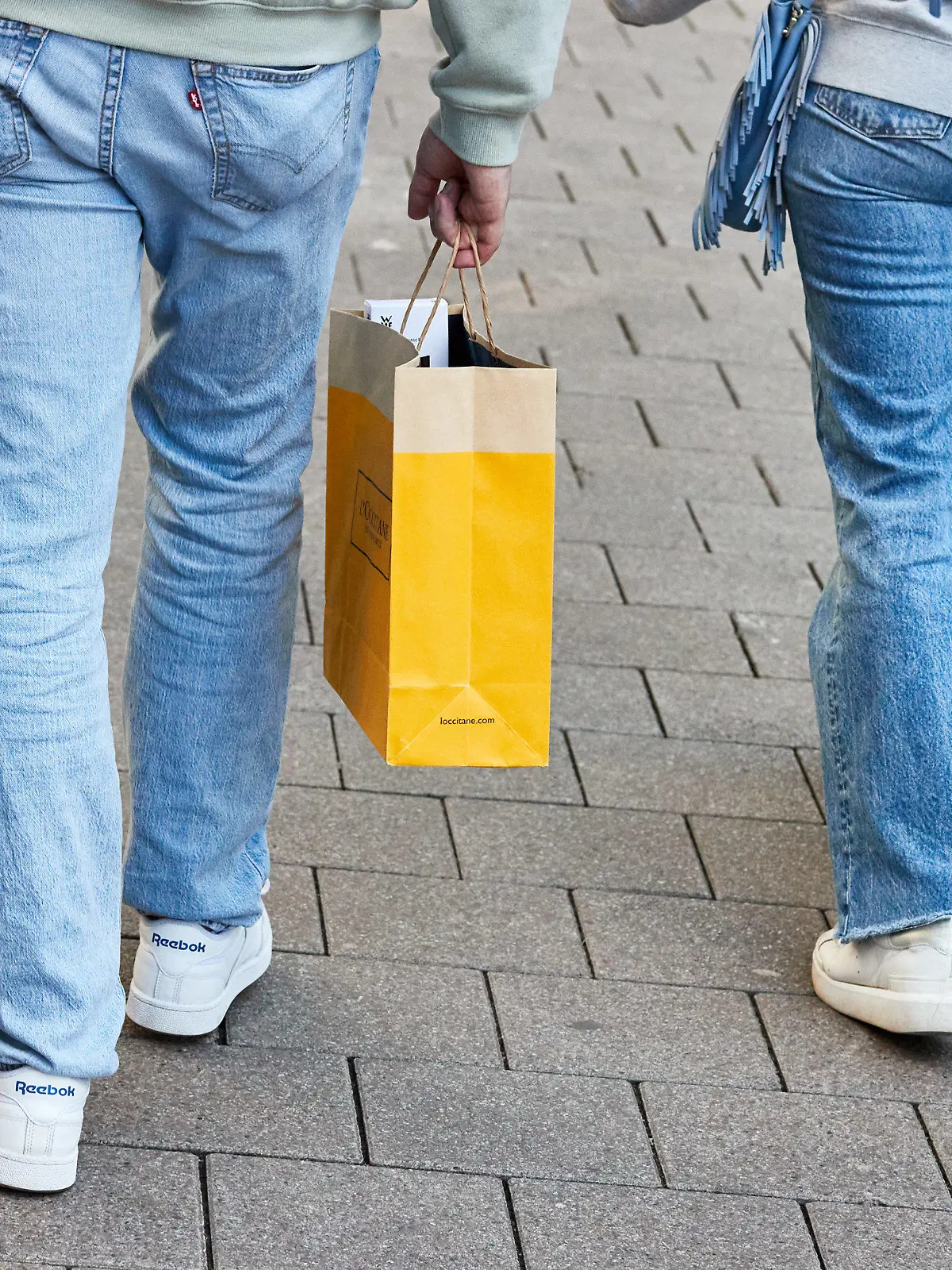 ARCHIV - 24.09.2023, Hamburg: Eine Frau und ein Mann tragen mehrere Einkaufstüten am verkaufsoffenen Sonntag auf der Mönckebergstraße. Jeder Einwohner in Deutschland hat nach Berechnungen des Marktforschungsinstituts GfK dieses Jahr im Durchschnitt 26 271 Euro zur Verfügung. (zu dpa «Marktforscher: Pro-Kopf-Kaufkraft in Deutschland bei 26 271 Euro») Foto: Georg Wendt/dpa +++ dpa-Bildfunk +++