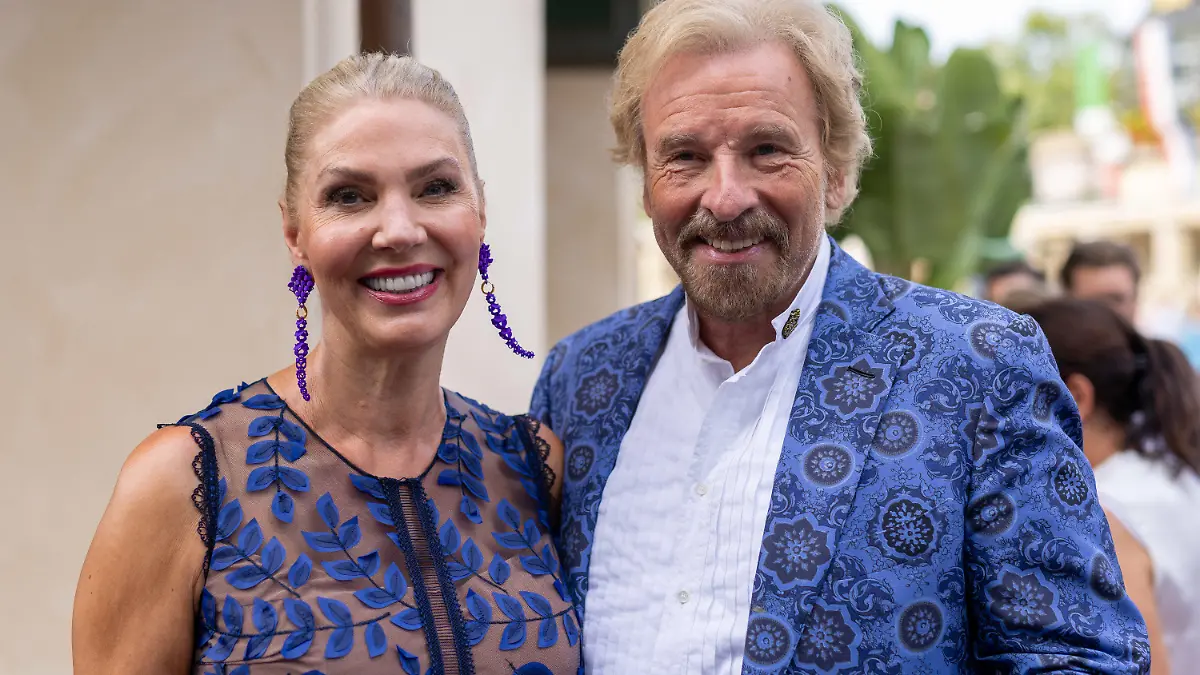 ARCHIV - 23.08.2023, Baden-Württemberg, Rust: Karina Mroß und Thomas Gottschalk stehen auf dem Roten Teppich. Fernsehproduzent Werner Kimmig feiert seinen Geburtstag mit vielen prominenten Gästen im Europa-Park in Rust. (zu dpa: «Gottschalk ist trotz Schamanenbesuchs nicht vom Ausräuchern überzeugt») Foto: Philipp von Ditfurth/dpa +++ dpa-Bildfunk +++