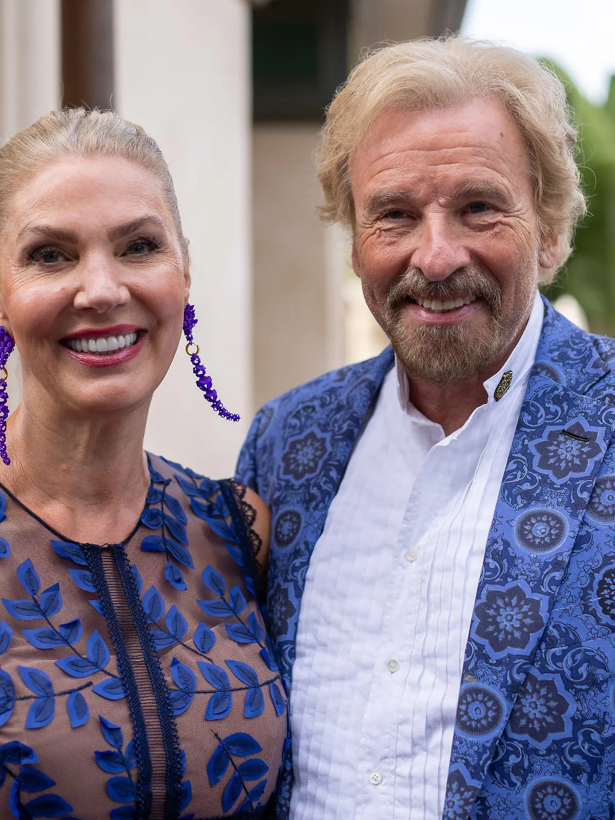 ARCHIV - 23.08.2023, Baden-Württemberg, Rust: Karina Mroß und Thomas Gottschalk stehen auf dem Roten Teppich. Fernsehproduzent Werner Kimmig feiert seinen Geburtstag mit vielen prominenten Gästen im Europa-Park in Rust. (zu dpa: «Gottschalk ist trotz Schamanenbesuchs nicht vom Ausräuchern überzeugt») Foto: Philipp von Ditfurth/dpa +++ dpa-Bildfunk +++
