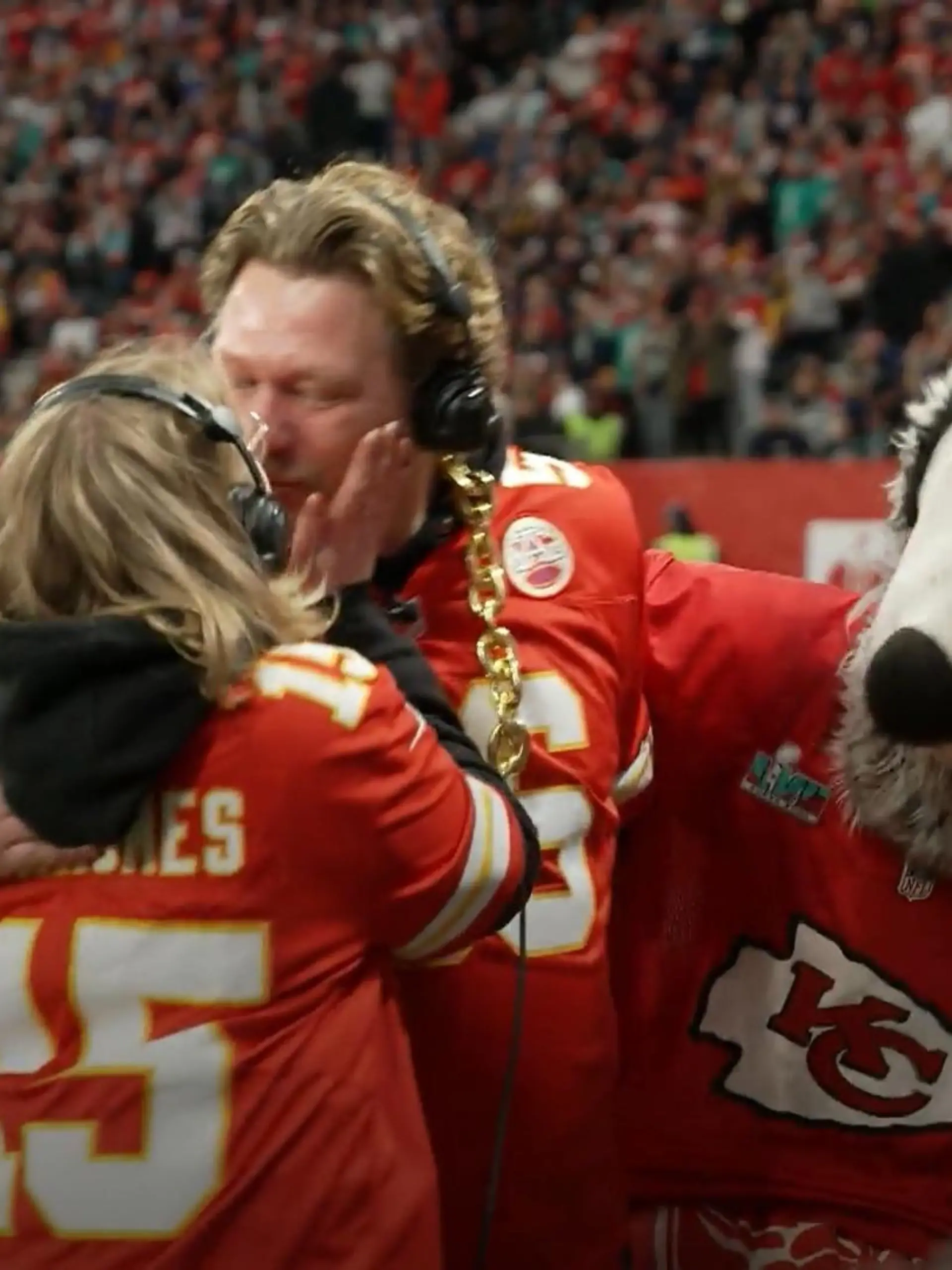 Ja, das war sicherlich der romantischste Moment dieses "Frankfurt Games". Zwei deutsche Chiefs-Fans haben sich auf dem NFL-Rasen das Ja-Wort gegeben - und zwar live vor 50.000 Fans. Marcel (41) aus Hamburg erklärt uns einen Tag nach dem größten Moment seines Lebens, wie es zu dem Heiratsantrag kam, wie aufgeregt er wirklich war und die alles entscheidende Frage: Warum er nach dem Ja-Wort ERST das Kansas-Maskottchen und DANN seine zukünftige Ehefrau Jana umarmt hat.