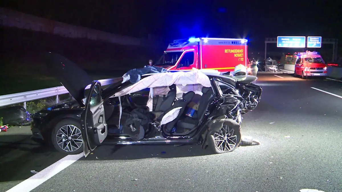 Total zerstört: Einer der Unfall-Wagen des A7-Crashs bei Quickborn.