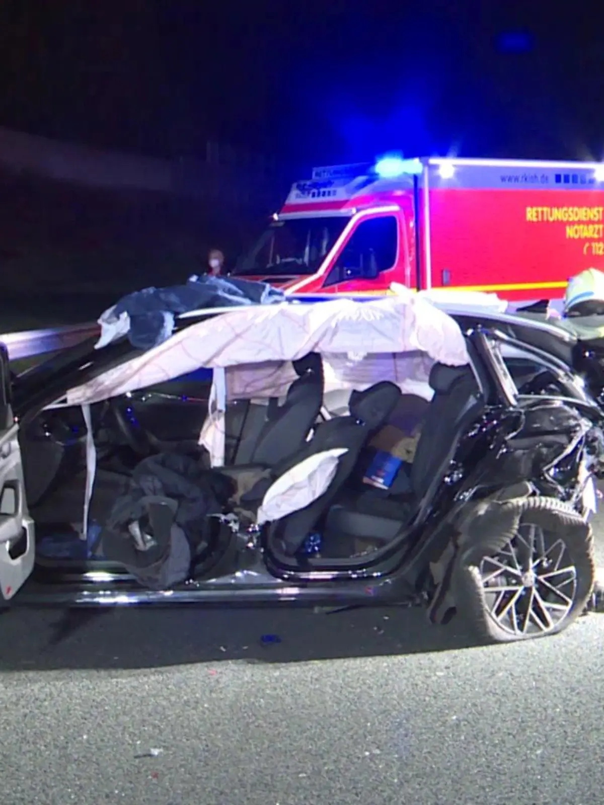 Total zerstört: Einer der Unfall-Wagen des A7-Crashs bei Quickborn.