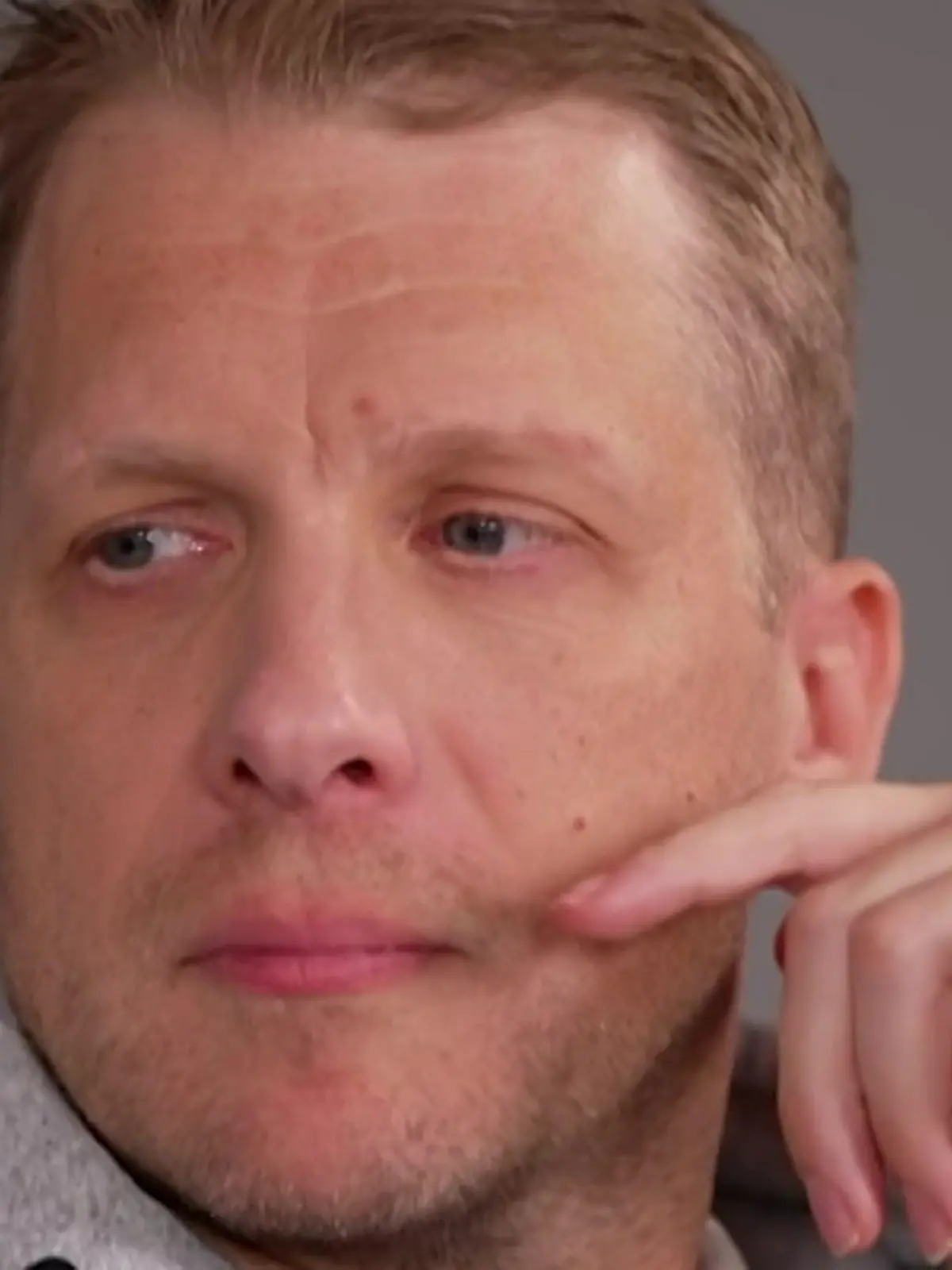 „Im Nachgang ist man immer ein bisschen schlauer“, erklärt Oliver Pocher Frauke Ludowig im exklusiven Interview.

Dabei trägt der Comedian noch einen Pulli aus den gemeinsamen Podcast-Zeiten mit seiner Noch-Frau Amira Pocher (31). „Partners in Crime“ steht darauf, sowas wie „Komplizen“ soll das heißen. Doch damit ist jetzt wohl endgültig Schluss. In welchem Moment er sich an seinem „emotionalen Tiefpunkt“ sah, verrät Olli im Video.
