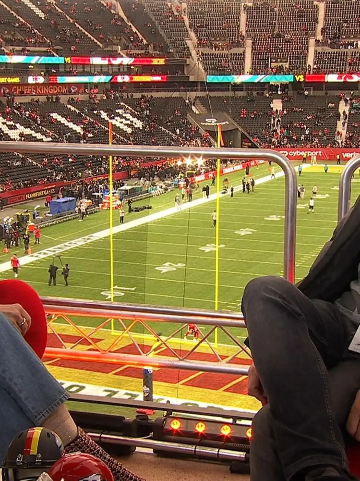 Dieses Interview hat es in sich! Bevor in Frankfurt zum ersten Mal NFL-Football gespielt wird, haut Oliver Pocher im Interview mit Frauke Ludowig mal so richtig einen raus. Im „Exclusiv Weekend Spezial: Die Stars im NFL-Fieber“ ledert er gegen seine Ex Amira.