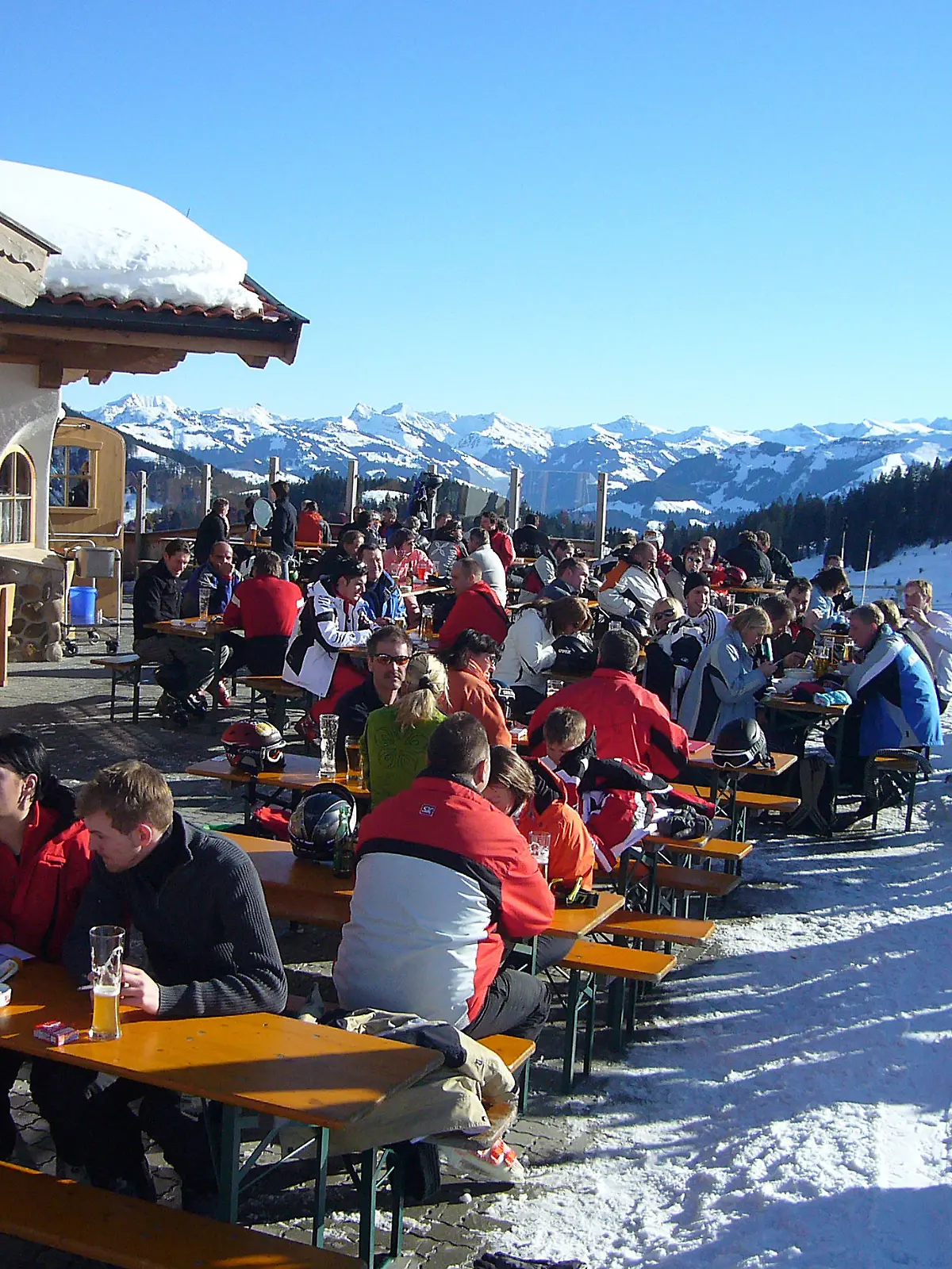 Skifahrer,Skilaeufer im Skigebiet Ellmau /  geniessen einen herrlichen Wintertag mit Sonnenschein,Sonne auf einer Terrasse einer Skihuette,Bergalm,Alm,essen und trinken,Speisen.Restaurant.Urlaub,Skiurlaub,Winter,Freizeit,Sport und Erholung.12.01.2009.