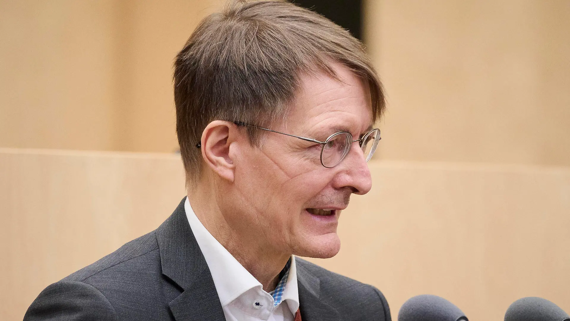 Sitzung des Bundesrates in Berlin Karl Lauterbach Bundesminister für Gesundheit, SPD während der Sitzung des Bundesrates am 28.10.2022 in Berlin. Berlin Bundesrat Berlin Deutschland *** Meeting of the Bundesrat in Berlin Karl Lauterbach Federal Minister for Health, SPD during the meeting of the Bundesrat on 28 10 2022 in Berlin Berlin Bundesrat Berlin Germany