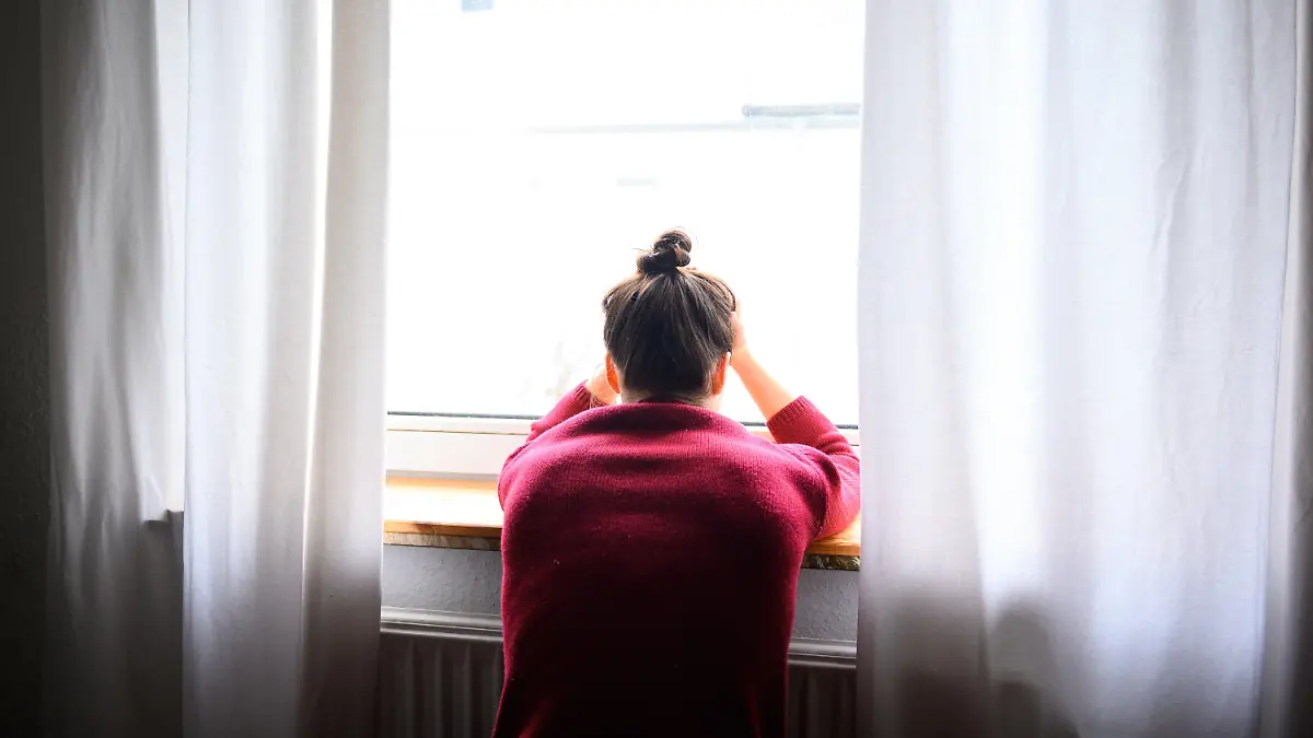 ARCHIV - 18.02.2023, Hamburg: Eine Frau sitzt mit Kopf in den Händen am Fenster. 25 Prozent der Erwachsenen in Deutschland fühlen sich laut einer repräsentativen Befragung sehr einsam. Mehr als doppelt so hoch (53 Prozent) ist der Wert bei Menschen, die sich nach eigenen Angaben aktuell in einer depressiven Phase befinden. (zu dpa: Befragung: Jeder vierte Erwachsene fühlt sich sehr einsam) Foto: Jonas Walzberg/dpa +++ dpa-Bildfunk +++