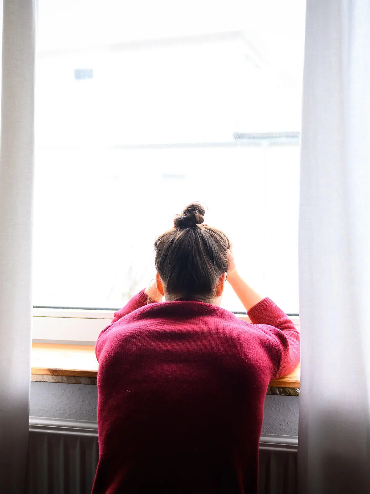 ARCHIV - 18.02.2023, Hamburg: Eine Frau sitzt mit Kopf in den Händen am Fenster. 25 Prozent der Erwachsenen in Deutschland fühlen sich laut einer repräsentativen Befragung sehr einsam. Mehr als doppelt so hoch (53 Prozent) ist der Wert bei Menschen, die sich nach eigenen Angaben aktuell in einer depressiven Phase befinden. (zu dpa: Befragung: Jeder vierte Erwachsene fühlt sich sehr einsam) Foto: Jonas Walzberg/dpa +++ dpa-Bildfunk +++