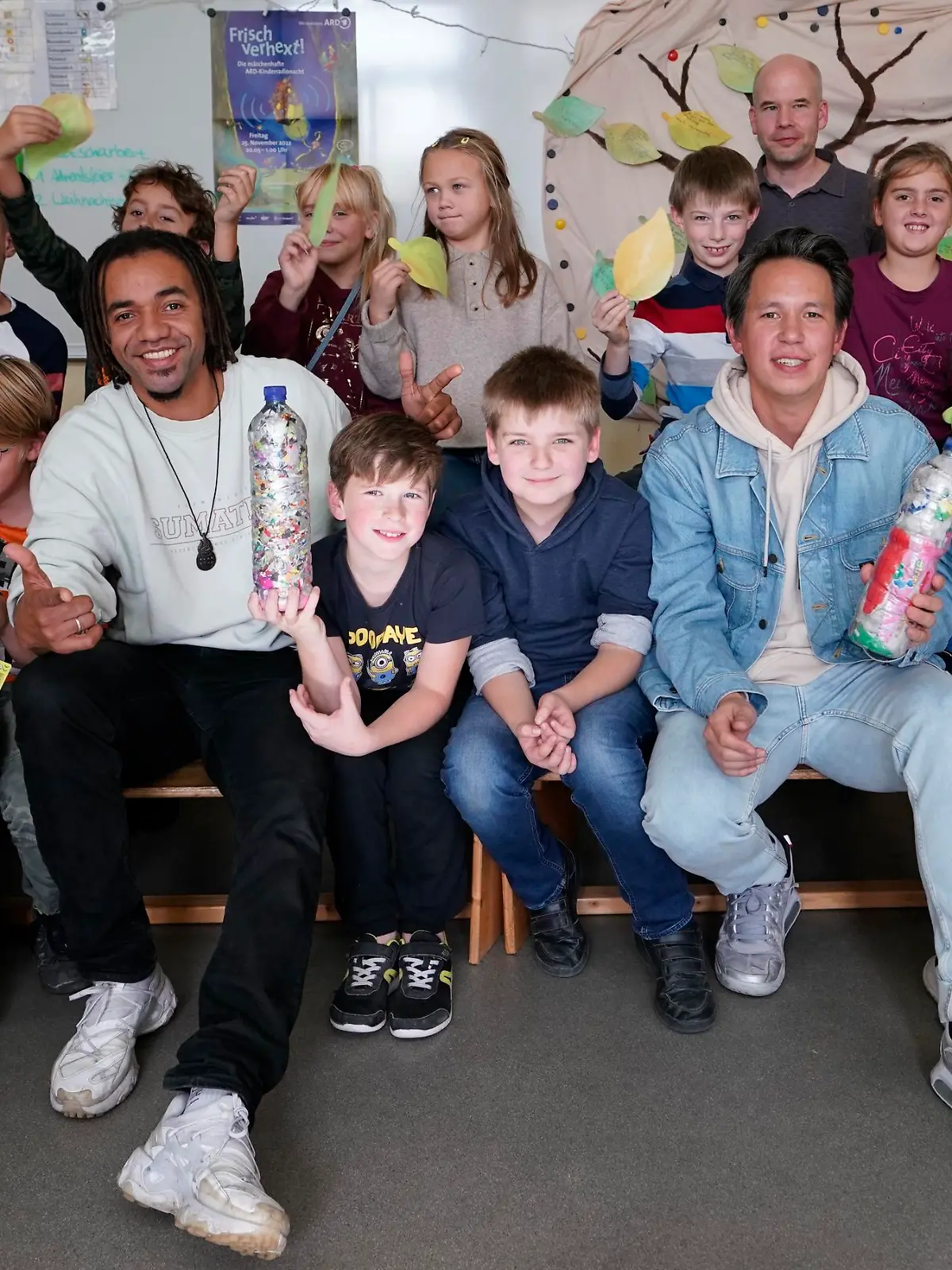 Chino (l.) und Johnny von Culcha Candela sind Projektpaten für das Umweltprojekt von 'Project Wings' und sind zu Besuch in der Schillerschule in Lahnstein.

Achtung: Bei Veröffentlichung müssen "RTL-Spendenmarathon", bzw. "Stiftung RTL - Wir helfen Kindern" erwähnt werden!!  Die Verwendung des sendungsbezogenen Materials ist nur mit dem Hinweis und Verlinkung auf RTL+ gestattet.