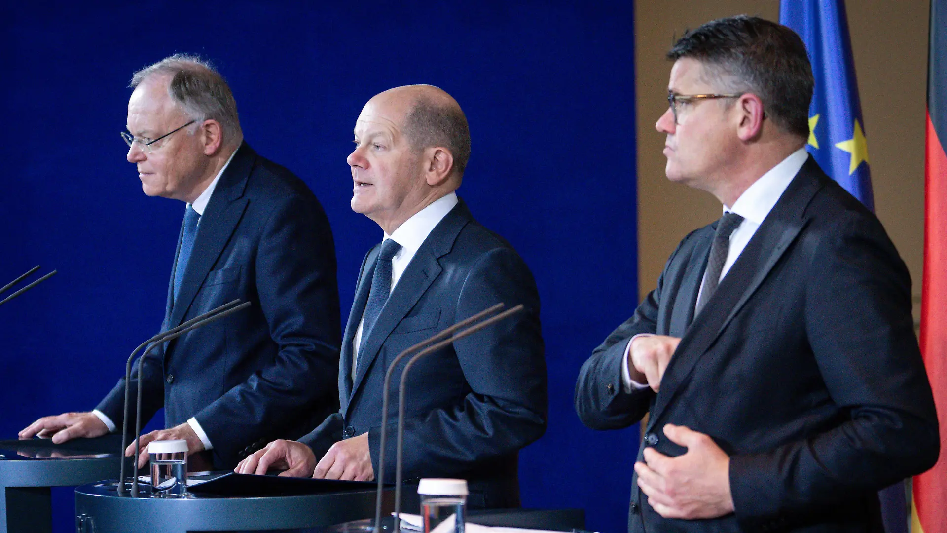 Pressestatement zum Deutschlandpakt bei der Ministerpraesidentenkonferenz im Bundeskanzleramt Stephan Weil SPD Ministerpraesident von Niedersachsen gemeinsam mit Bundeskanzler Olaf Scholz SPD und Boris Rhein CDU Ministerpraesident von Hessen beim Pressestatement zum Deutschlandpakt im Rahmen der Beratungen bei der Ministerpraesidentenkonferenz im BundeskanzleramtBerlin, 06.11.2023 Berlin Berlin Deutschland *** Press statement on the Pact for Germany at the Conference of Minister Presidents in the Federal Chancellery Stephan Weil SPD Minister President of Lower Saxony together with Federal Chancellor Olaf Scholz SPD and Boris Rhein CDU Minister President of Hesse at the press statement on the Pact for Germany as part of the deliberati