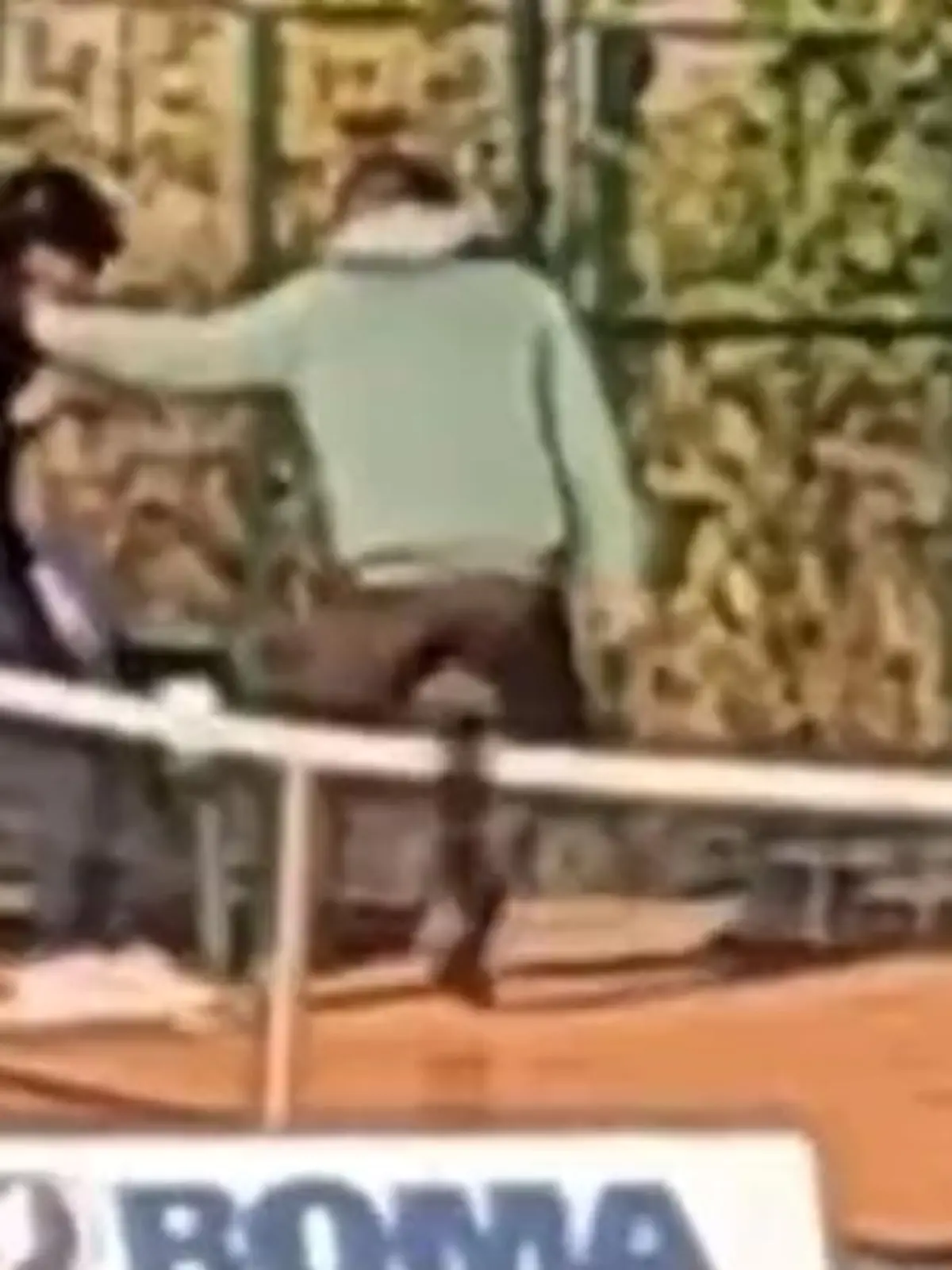 Unfassbar: Ein Vater schlägt auf dem Tennis-Platz auf seine Tochter ein.