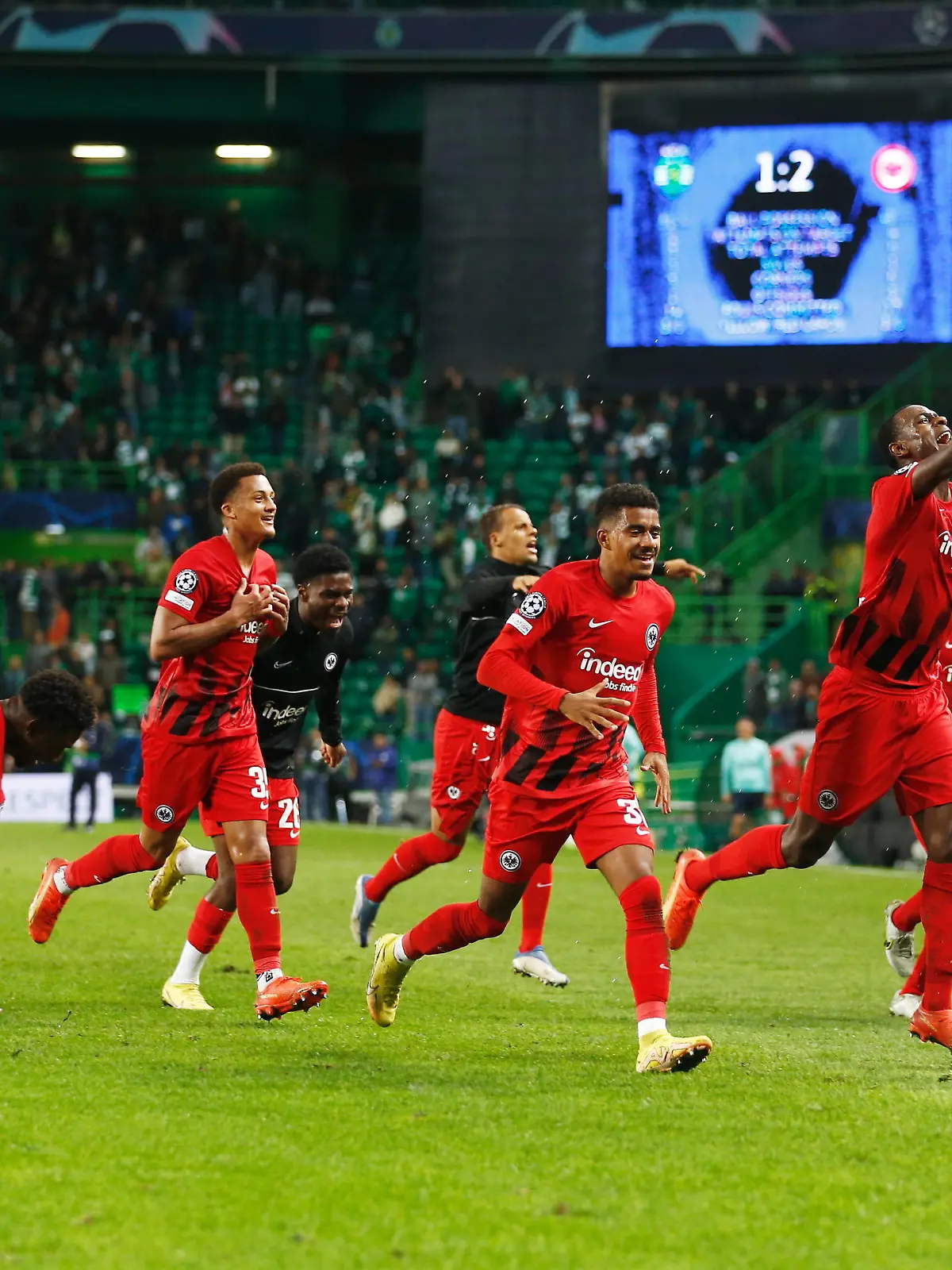  Eintracht Frankfurt Frankfurt, NOVEMBER 1, 2022 - Football / Soccer : Eintracht Frankfurt team group, Mannschaftsbild, Totale celebrate after winning UEFA Champions League group stage Matchday 6 Group D match between Sporting Clube de Portugal 1-2 Eintracht Frankfurt at the Estadio Jose Alvalade in Lisbon, Portugal. Noxthirdxpartyxsales PUBLICATIONxNOTxINxJPN 202761190