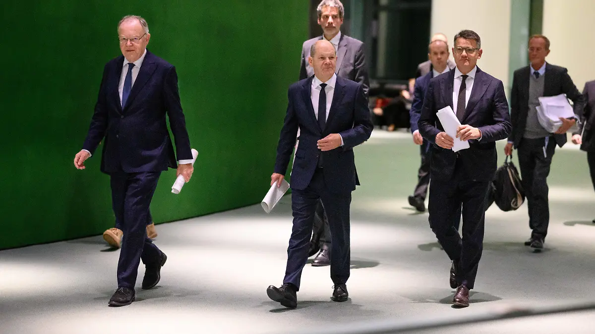 07.11.2023, Berlin: Bundeskanzler Olaf Scholz (M, SPD) kommt zusammen mit Boris Rhein (r, CDU), Ministerpräsident von Hessen, und Stephan Weil (l, SPD), Ministerpräsident von Niedersachsen, zu einer Pressekonferenz nach dem Bund-Länder-Gipfel im Bundeskanzleramt. Die Hauptthemen des Treffens der Bundesregierung mit der Ministerpräsidentenkonferenz (MPK) waren die stärkere Steuerung der Migration, die Finanzierung der Betreuung von Flüchtlingen, der Pakt für Planungsbeschleunigung und die Zukunft des Deutschlandtickets. Foto: Bernd von Jutrczenka/dpa +++ dpa-Bildfunk +++