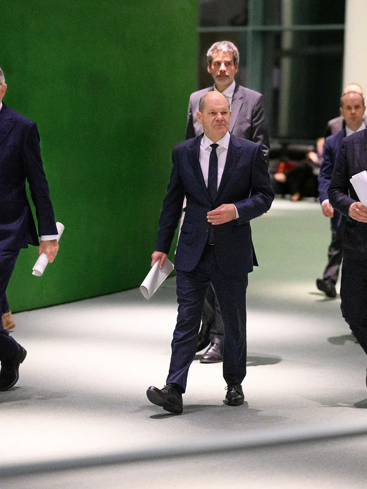 07.11.2023, Berlin: Bundeskanzler Olaf Scholz (M, SPD) kommt zusammen mit Boris Rhein (r, CDU), Ministerpräsident von Hessen, und Stephan Weil (l, SPD), Ministerpräsident von Niedersachsen, zu einer Pressekonferenz nach dem Bund-Länder-Gipfel im Bundeskanzleramt. Die Hauptthemen des Treffens der Bundesregierung mit der Ministerpräsidentenkonferenz (MPK) waren die stärkere Steuerung der Migration, die Finanzierung der Betreuung von Flüchtlingen, der Pakt für Planungsbeschleunigung und die Zukunft des Deutschlandtickets. Foto: Bernd von Jutrczenka/dpa +++ dpa-Bildfunk +++