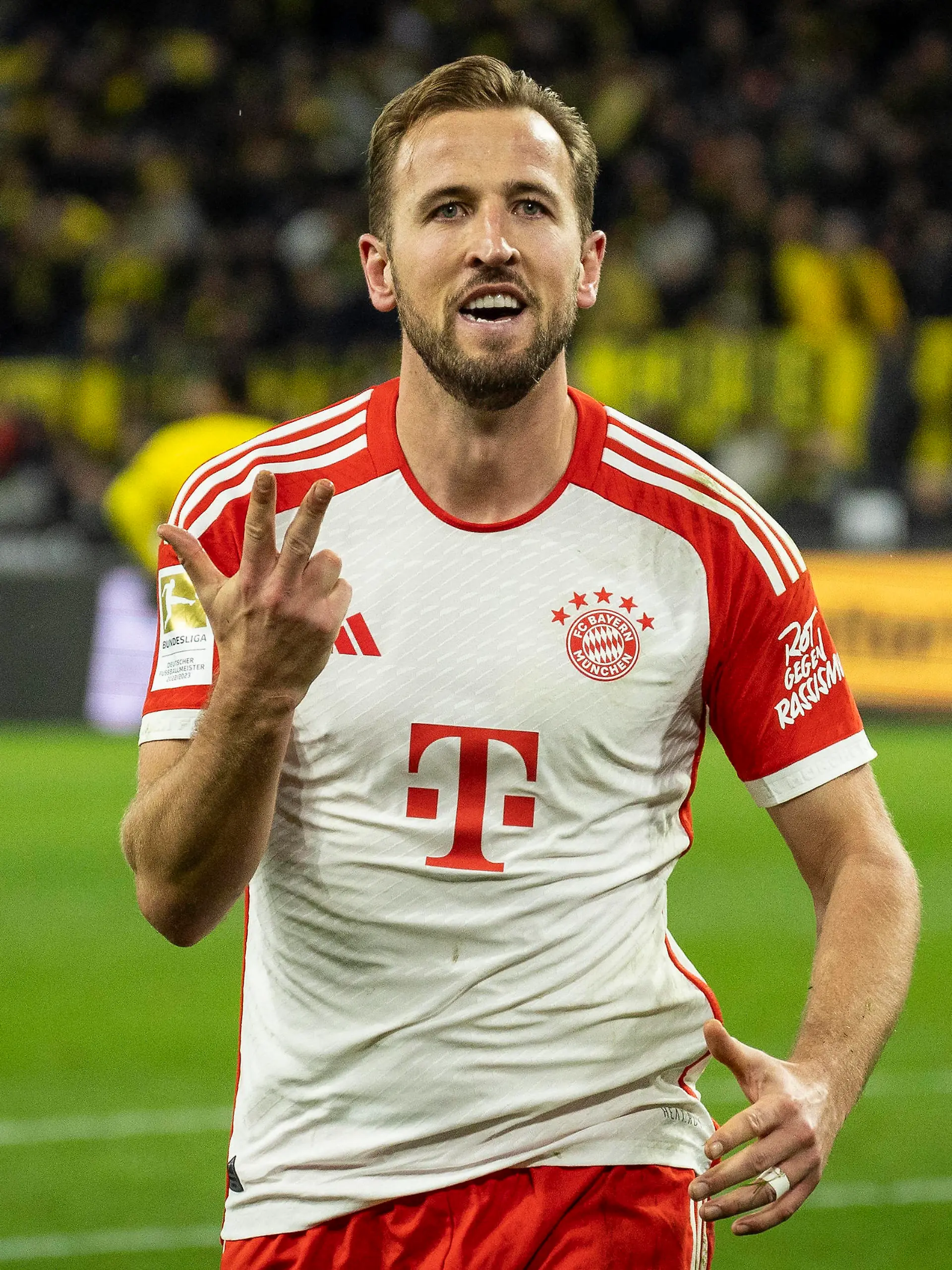 Borussia Dortmund vs. FC Bayern Muenchen, 04.11.2023 Dortmund, Germany - November 4: 3rd goal for Harry Kane FC Bayern Muenchen, 9 during the Bundesliga match between Borussia Dortmund vs. FC Bayern Muenchen on matchday 10 at Signal Iduna Park on November 4, 2023 in Dortmund, Germany. DFL REGULATIONS PROHIBIT ANY USE OF PHOTOGRAPHS AS IMAGE SEQUENCES AND/OR QUASI-VIDEO. *** Borussia Dortmund vs FC Bayern Muenchen, 04 11 2023 Dortmund, Germany November 4 3rd goal for Harry Kane FC Bayern Muenchen, 9 during the Bundesliga match between Borussia Dortmund vs FC Bayern Muenchen on matchday 10 at Signal Iduna Park on November 4, 2023 in Dortmund, Germany DFL REGULATIONS PROHIBIT ANY USE OF PHOTOGRAPHS AS IMAGE SEQUENCES AND OR QUASI VIDEO Copyright: xBEAUTIFULxSPORTS/AxelxKohringx